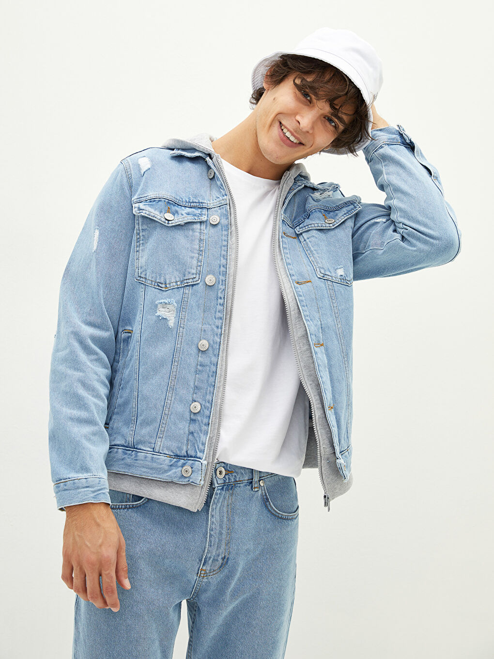 Джинсовая куртка мужская стандартного кроя с капюшоном-1