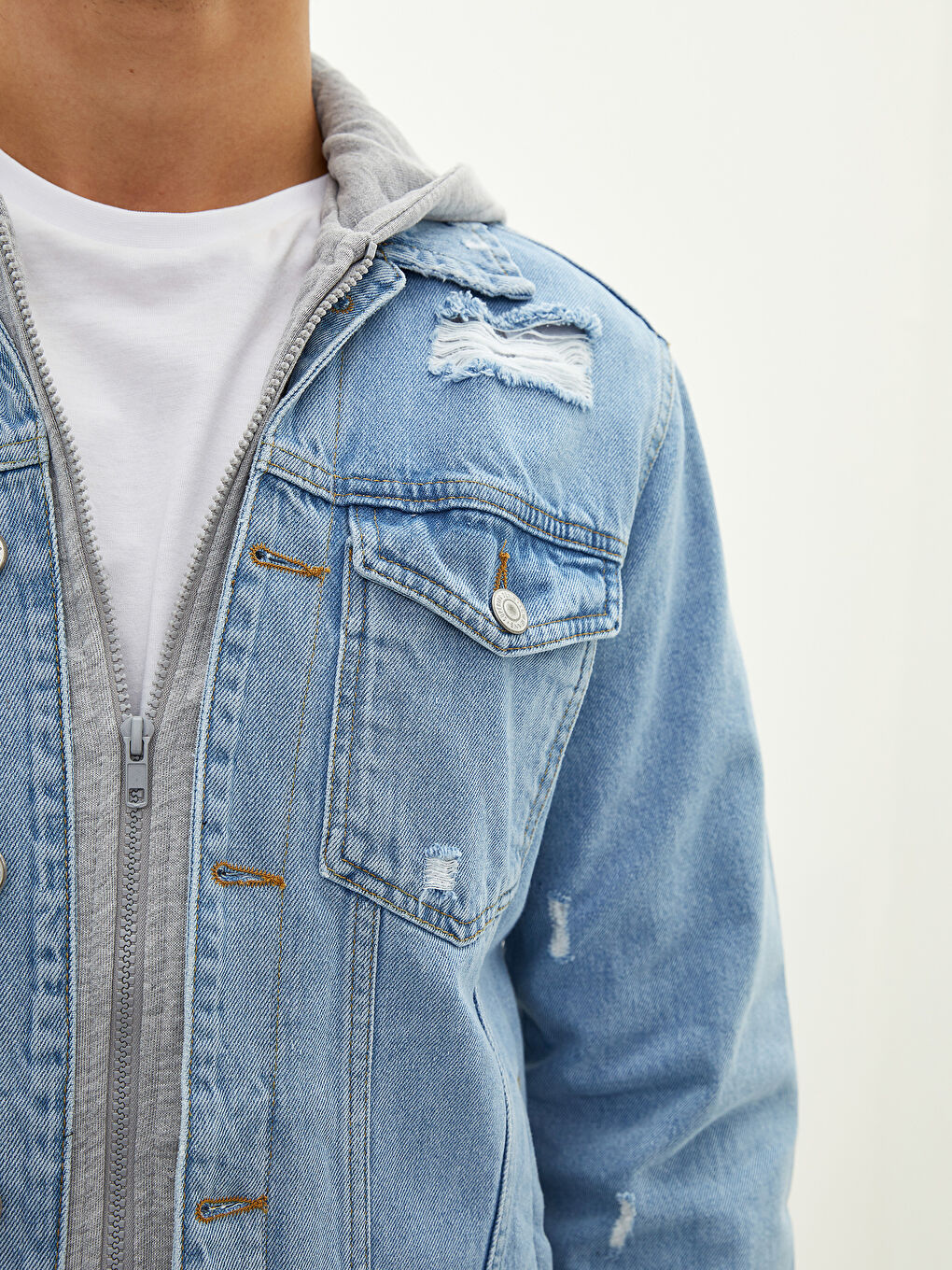 Джинсовая куртка мужская стандартного кроя с капюшоном-3