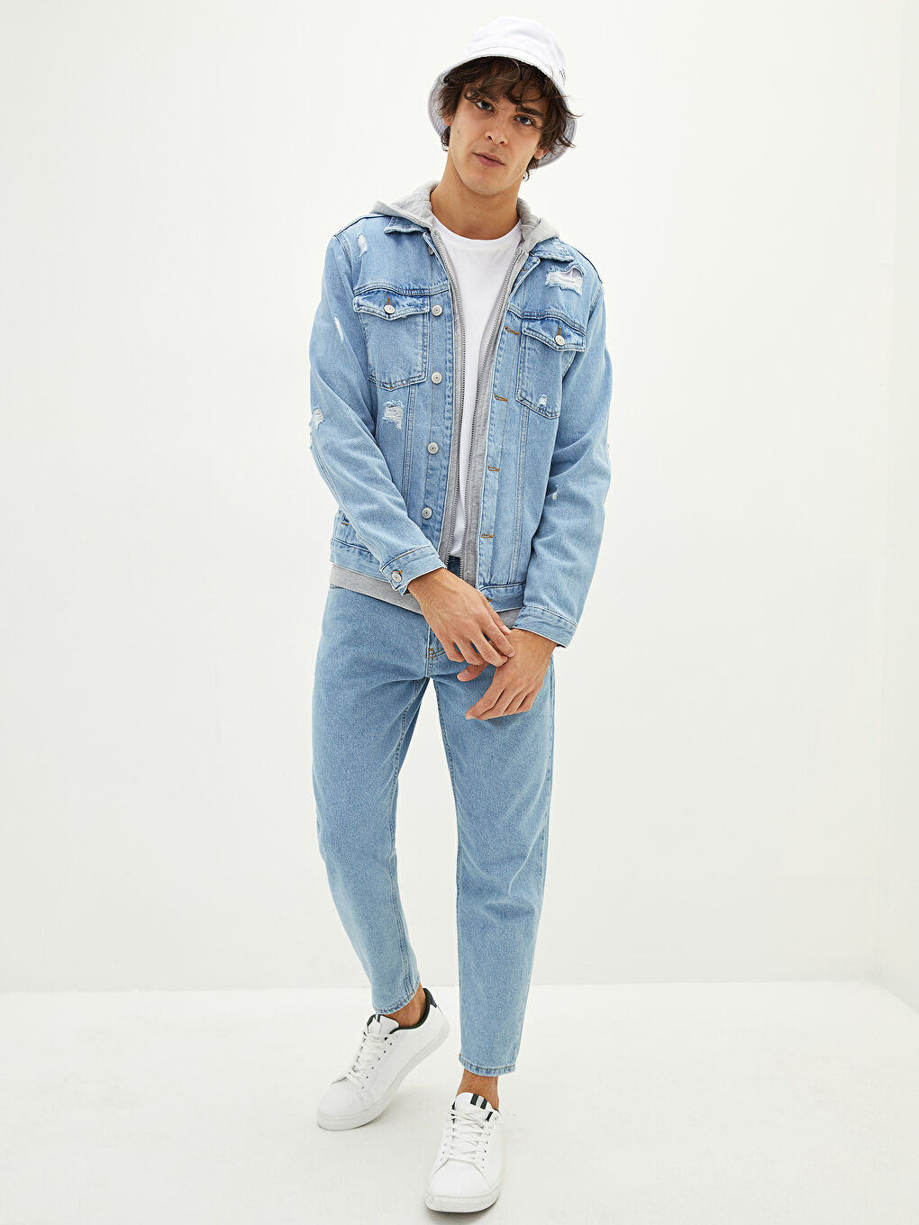 Джинсовая куртка мужская стандартного кроя с капюшоном-4