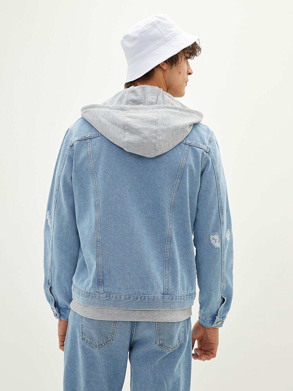 Джинсовая куртка мужская стандартного кроя с капюшоном-5