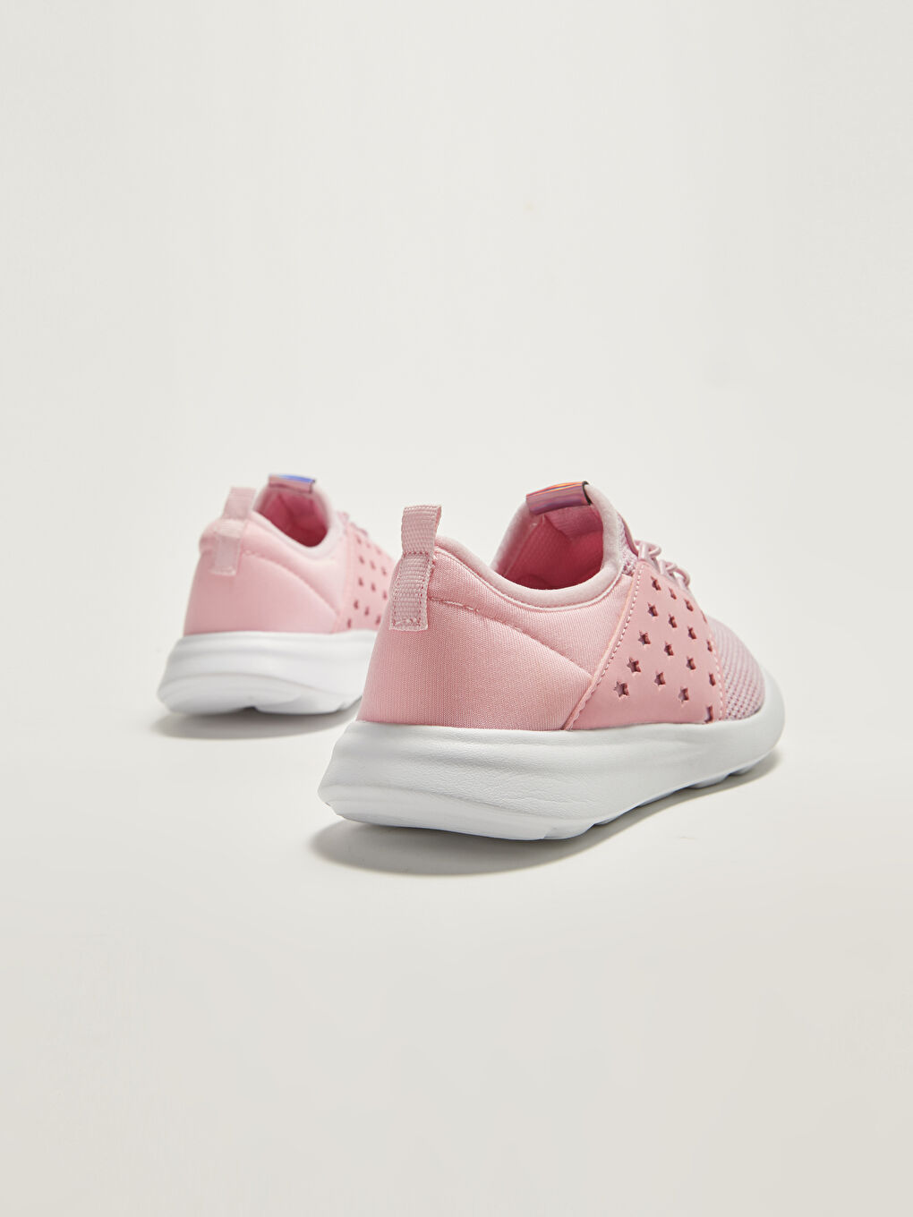 أحذية رياضية بناتي للأنشطة الرياضية برباط وتفاصيل شبكية-3