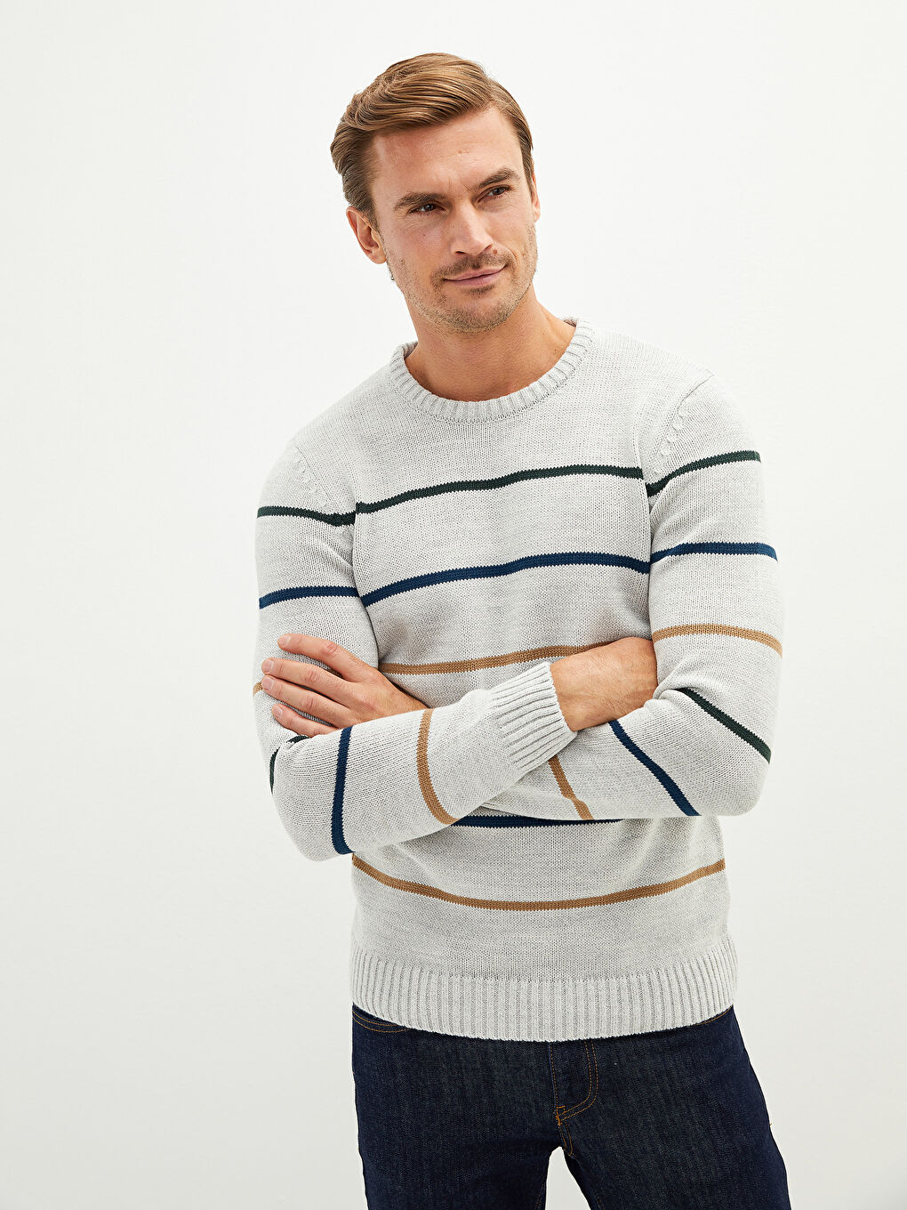 Мужской трикотажный свитер в полоску с круглым вырезом и длинными рукавами