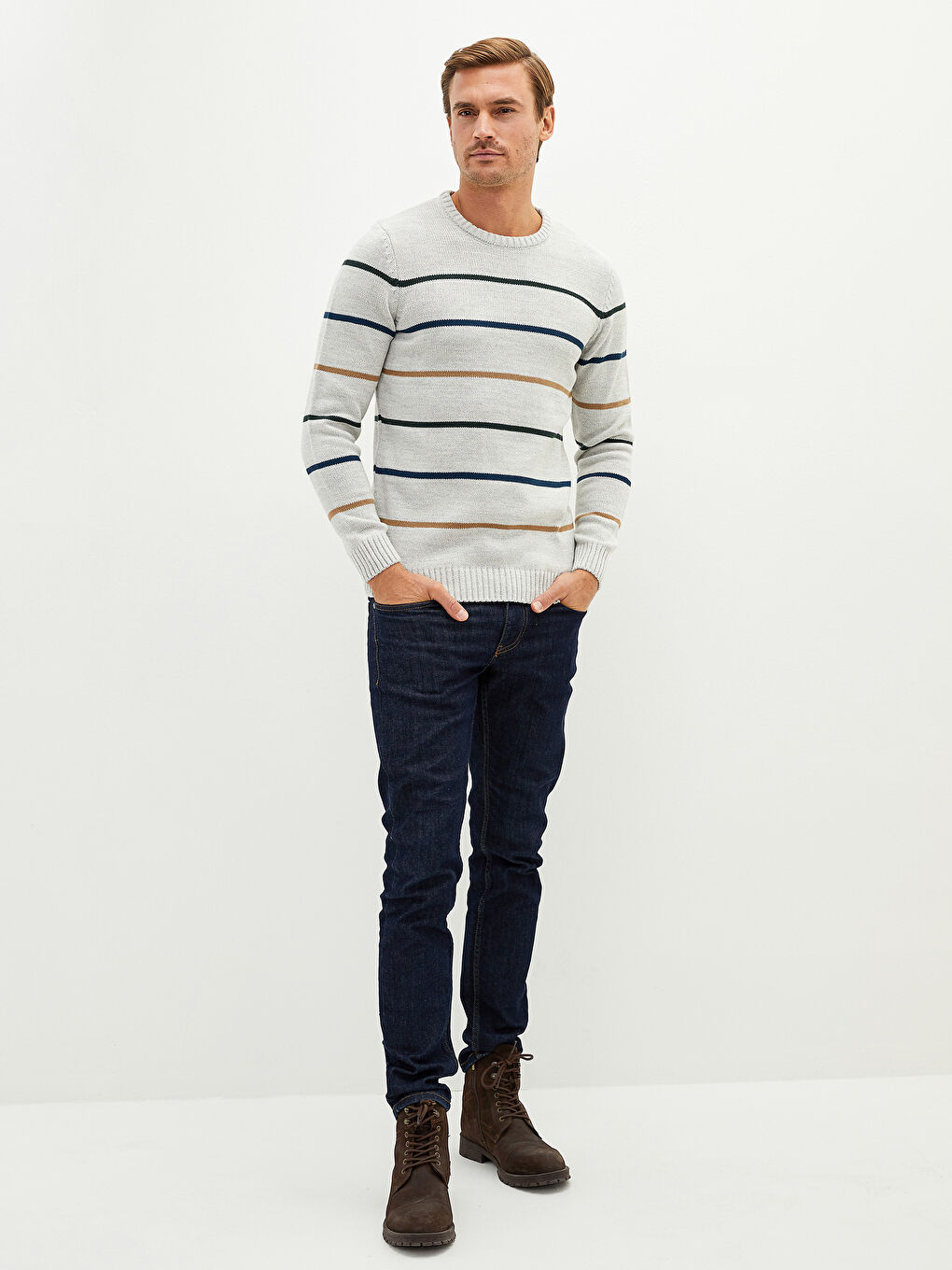 Мужской трикотажный свитер в полоску с круглым вырезом и длинными рукавами-3