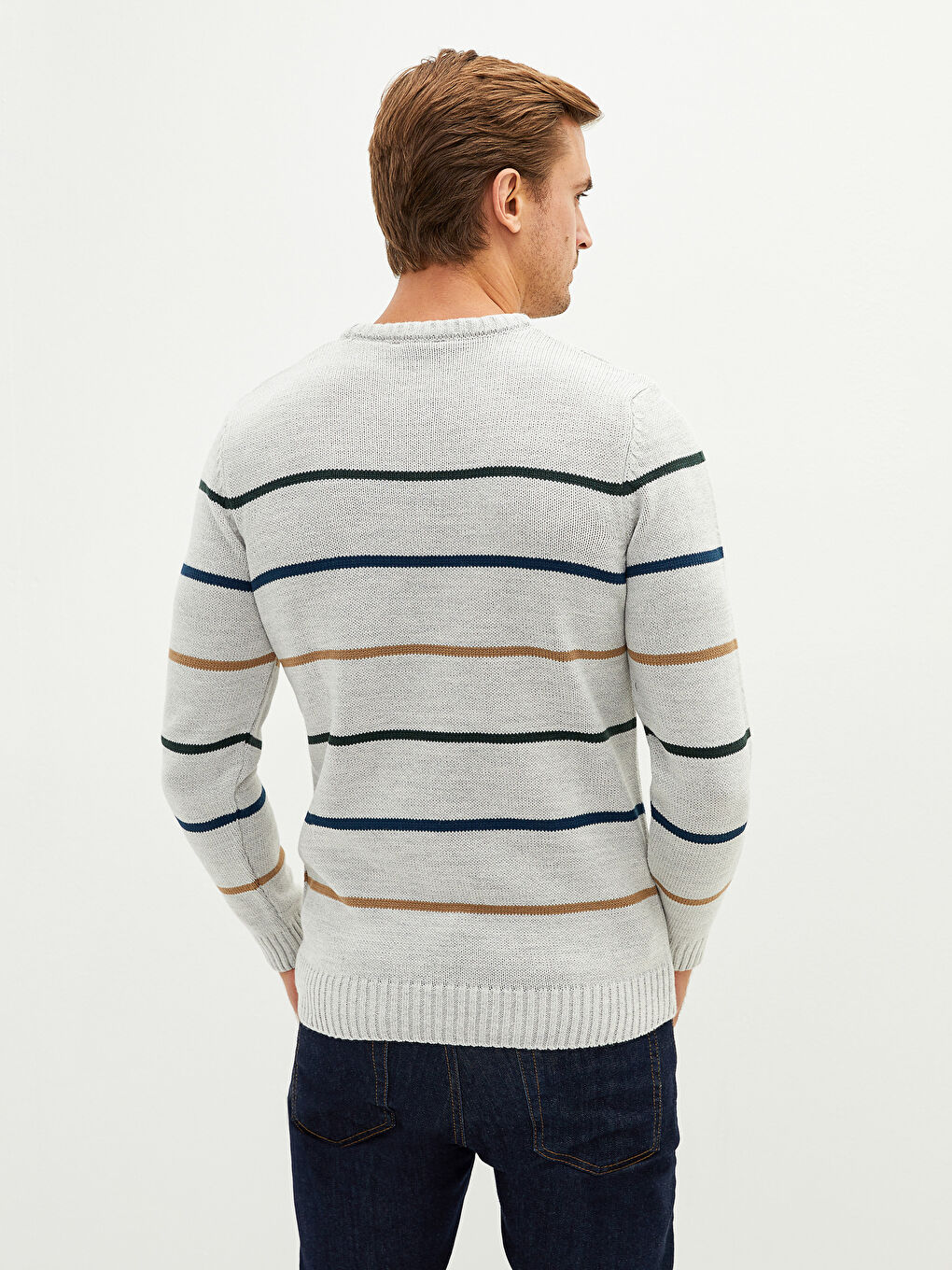 Мужской трикотажный свитер в полоску с круглым вырезом и длинными рукавами-4