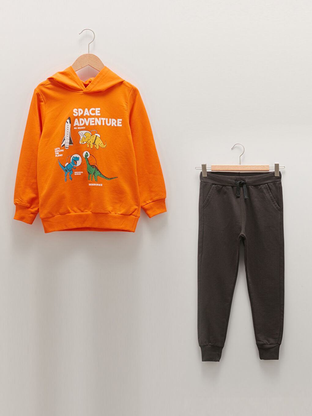 Turuncu Kapüşonlu Baskılı Uzun Kollu Erkek Çocuk Sweatshirt ve Eşofman Altı