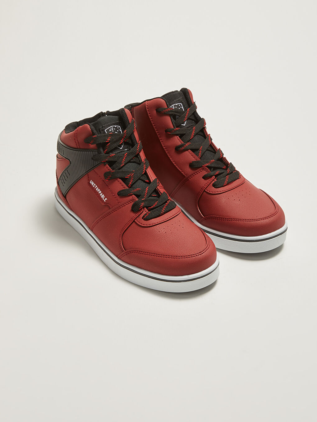 أحذية رياضية للأولاد برباط تصل للكاحل