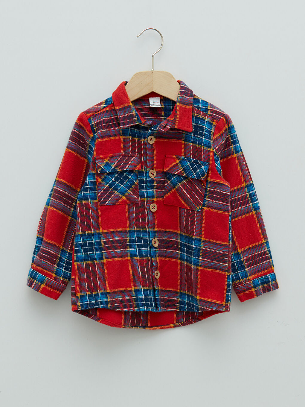 قميص أحمر طفل صغير