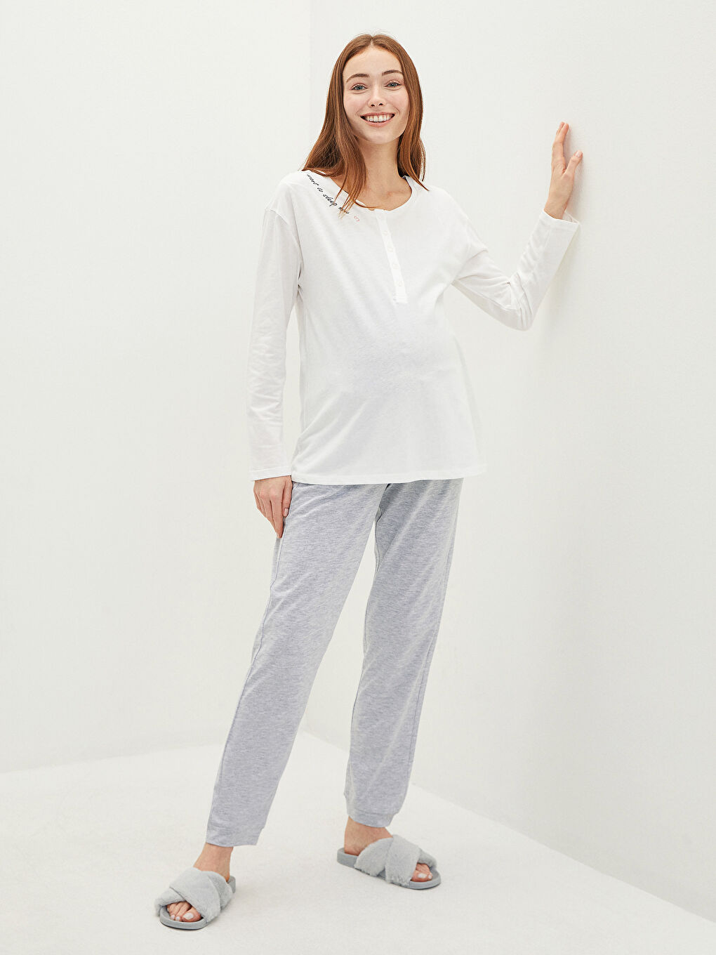 Komplet pidžame za trudnice od pamuka sa štampom, okruglim izrezom i dugim rukavima