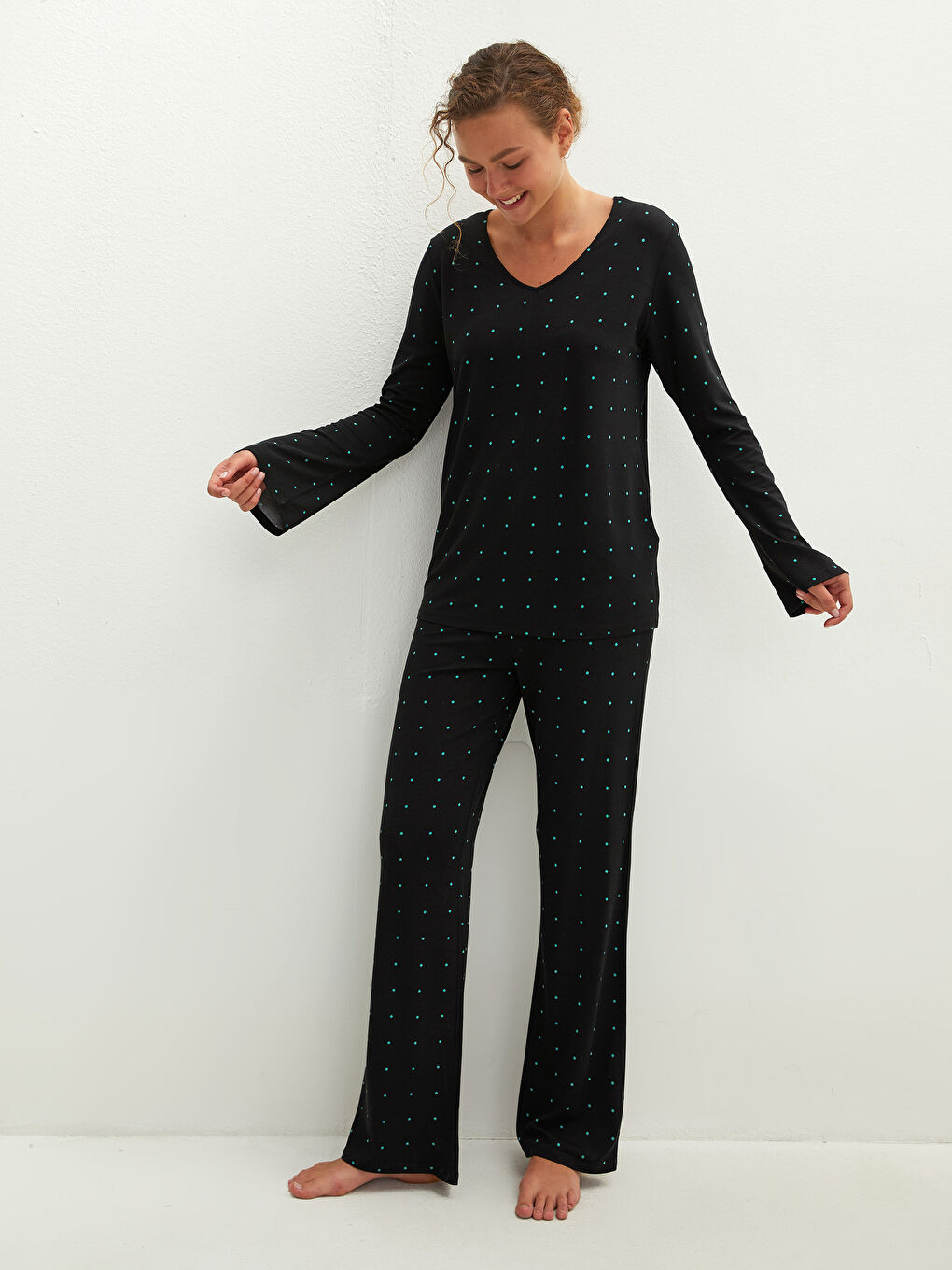 Siyah V Yaka Puantiyeli Uzun Kollu Viskon Kadın Pijama Takımı