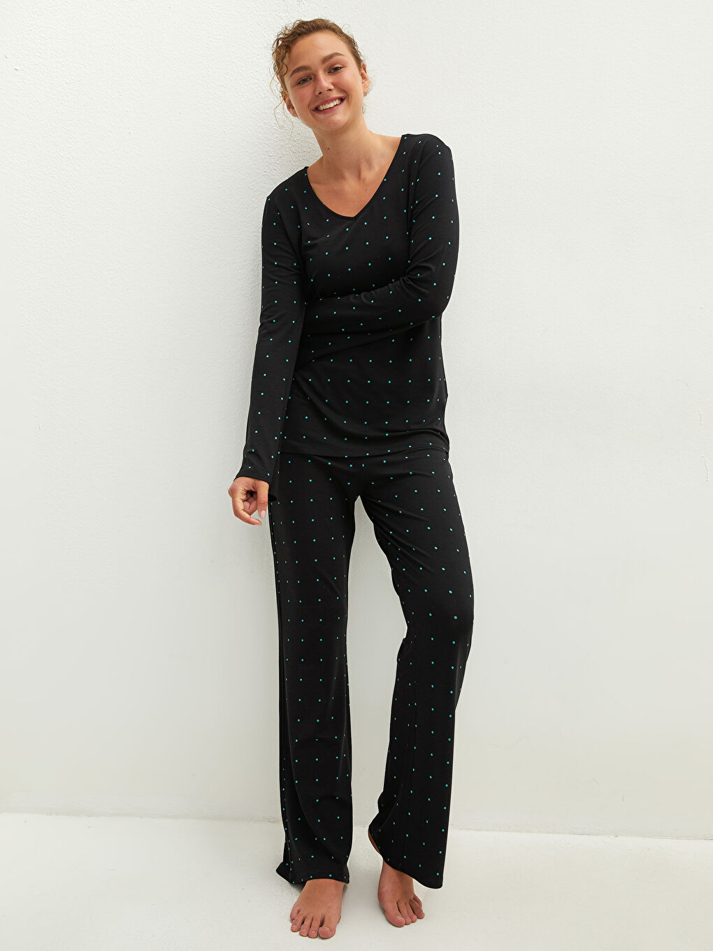 Siyah V Yaka Puantiyeli Uzun Kollu Viskon Kadın Pijama Takımı-1