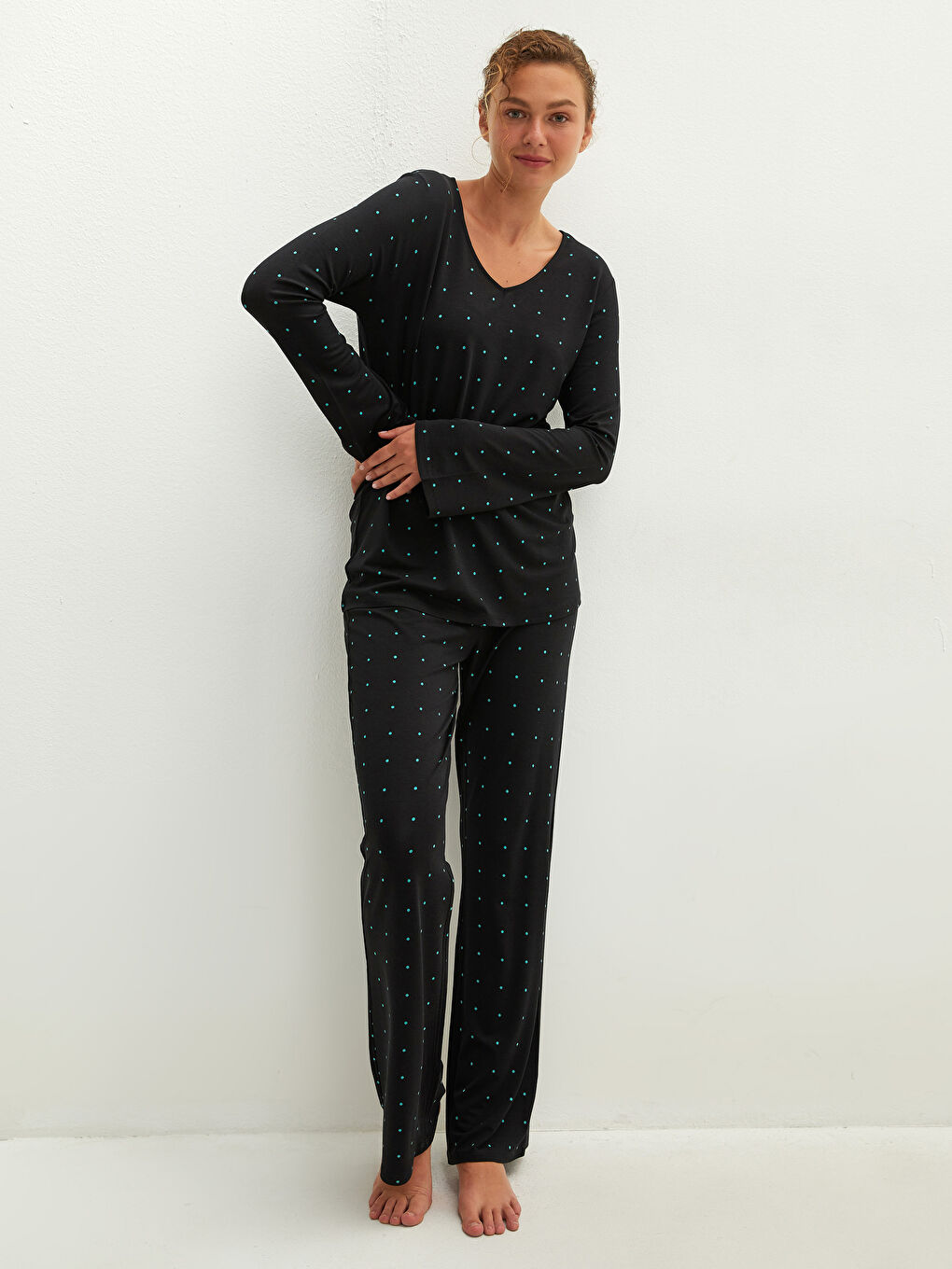 Siyah V Yaka Puantiyeli Uzun Kollu Viskon Kadın Pijama Takımı-2