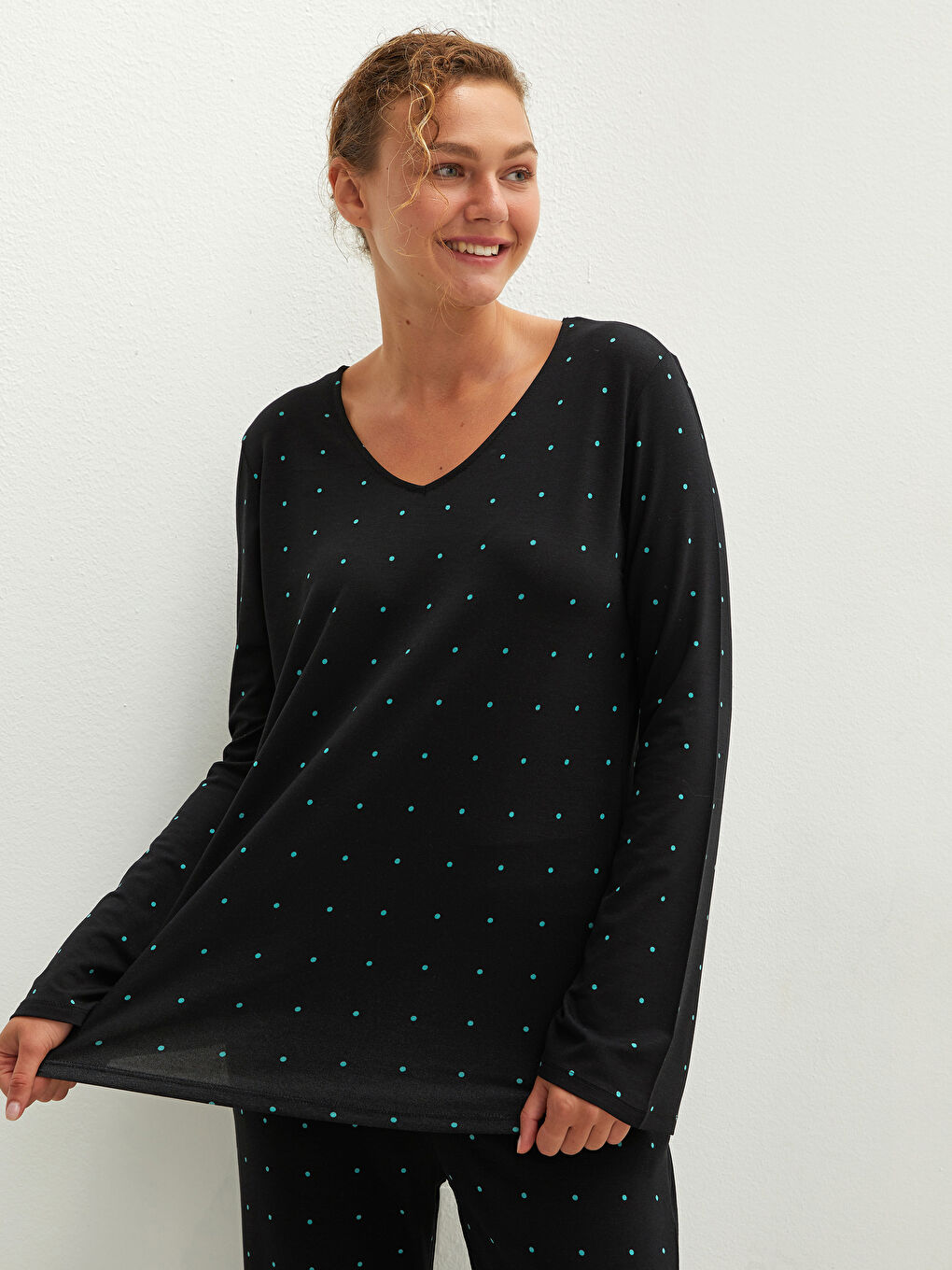 Siyah V Yaka Puantiyeli Uzun Kollu Viskon Kadın Pijama Takımı-3