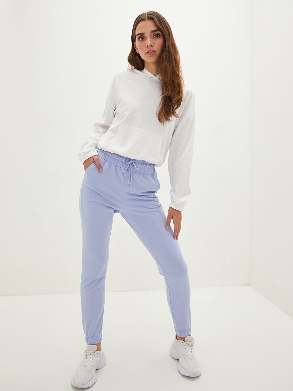 Женские спортивные штаны с эластичной резинкой на талии и карманами