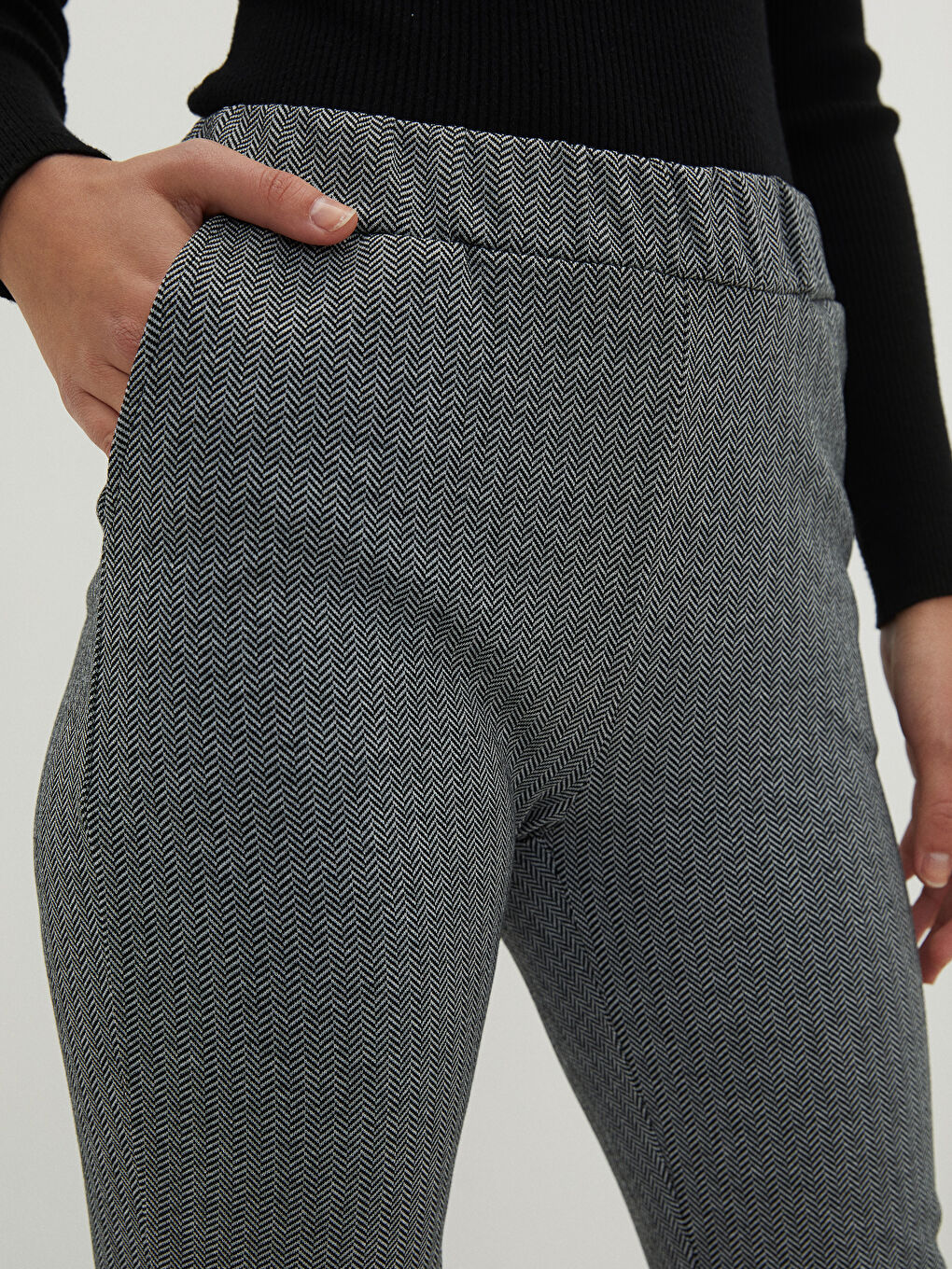 Gri Beli Lastikli Desenli Cep Detaylı Kadın Eşofman Altı-4