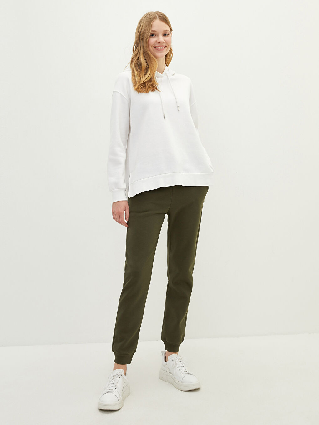 Женские спортивные штаны с эластичной резинкой на талии и карманами