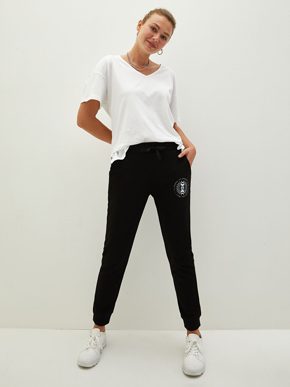 Siyah Beli Lastikli Baskılı Cep Detaylı Kadın Eşofman Altı-2