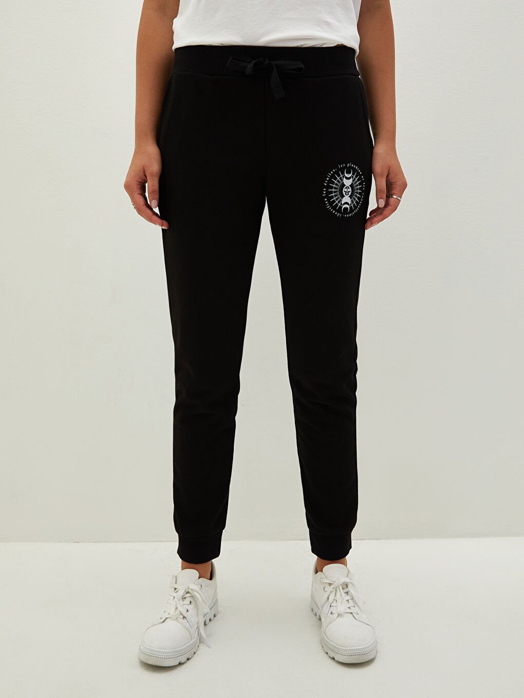 Siyah Beli Lastikli Baskılı Cep Detaylı Kadın Eşofman Altı-3