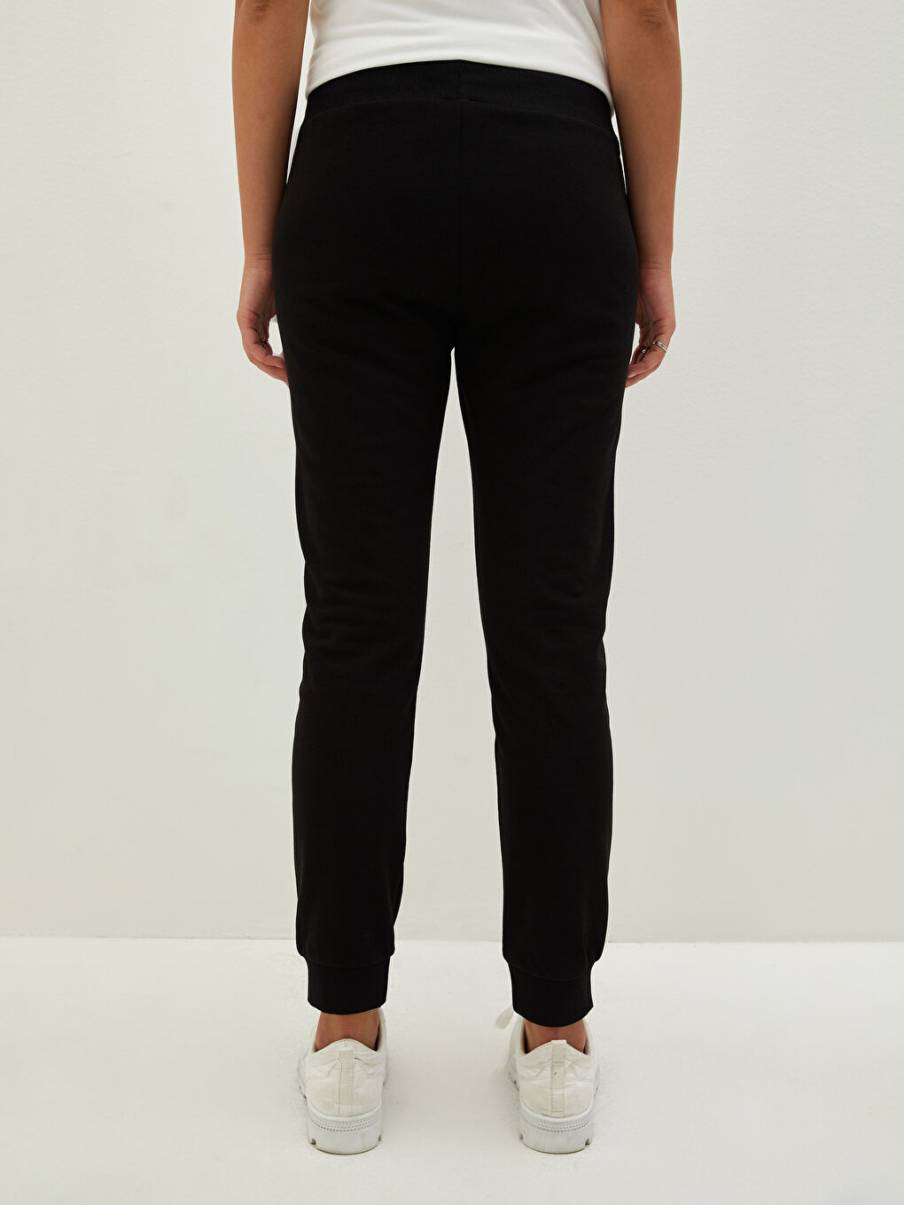 Siyah Beli Lastikli Baskılı Cep Detaylı Kadın Eşofman Altı-4