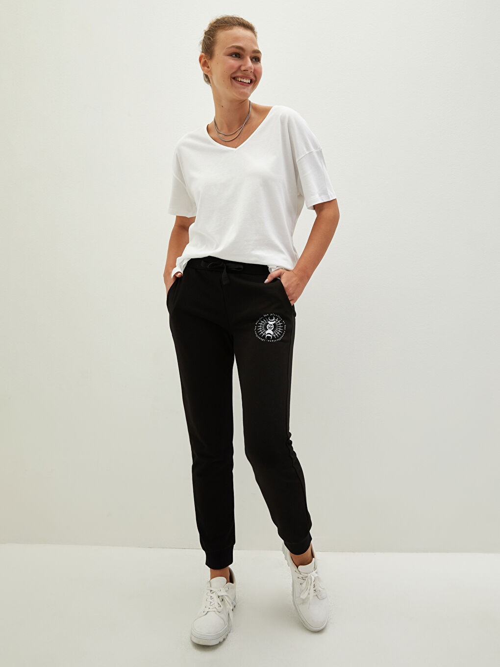 Siyah Beli Lastikli Baskılı Cep Detaylı Kadın Eşofman Altı