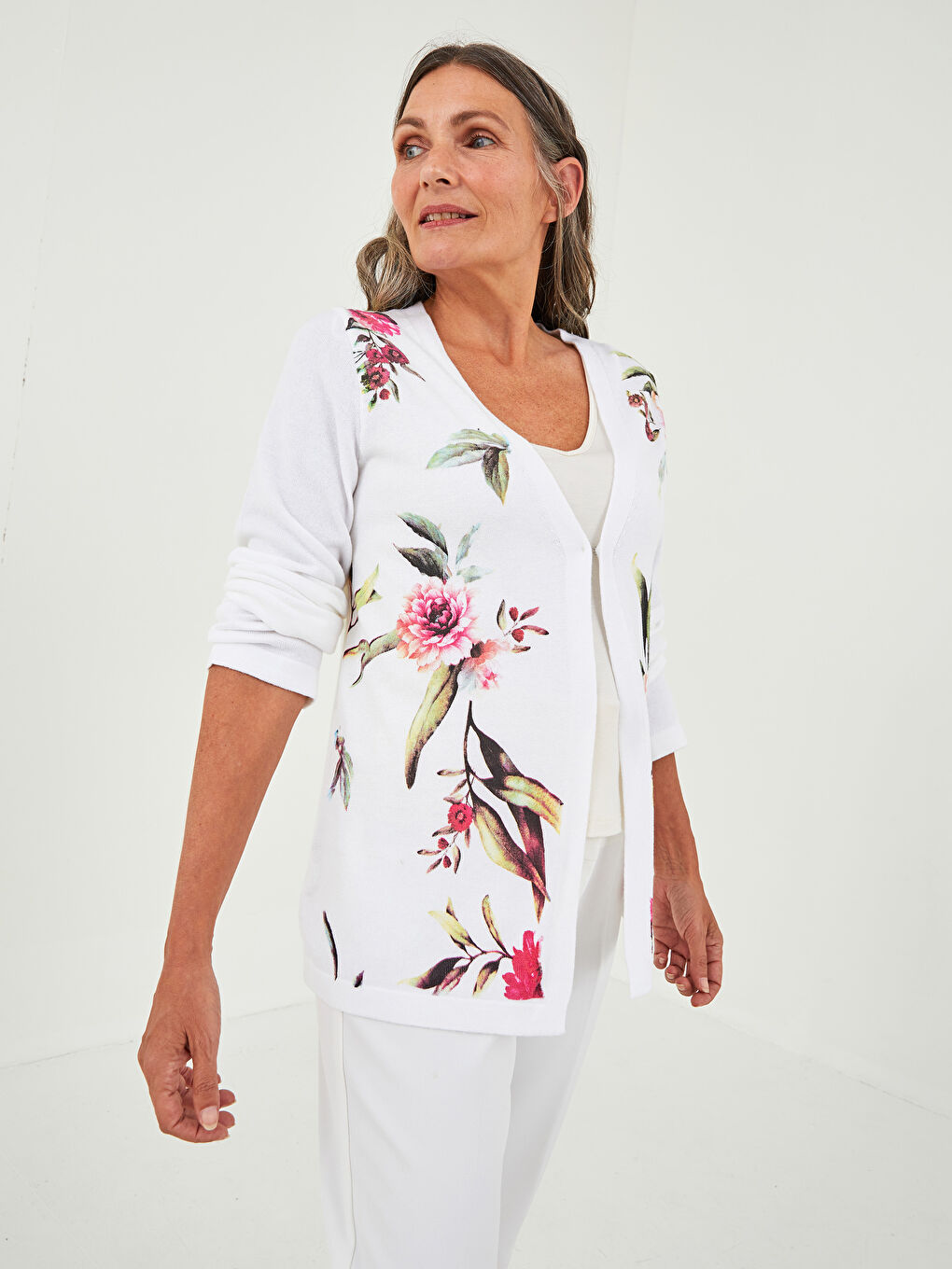 Beyaz V Yaka Çiçekli Uzun Kollu Kadın Triko Hırka-1