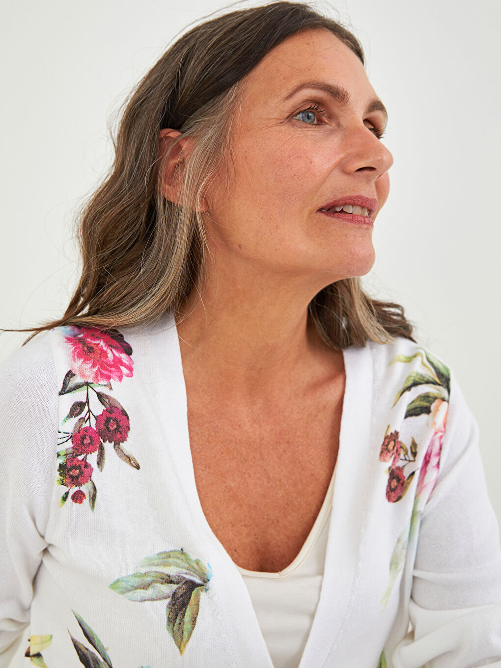 Beyaz V Yaka Çiçekli Uzun Kollu Kadın Triko Hırka-2