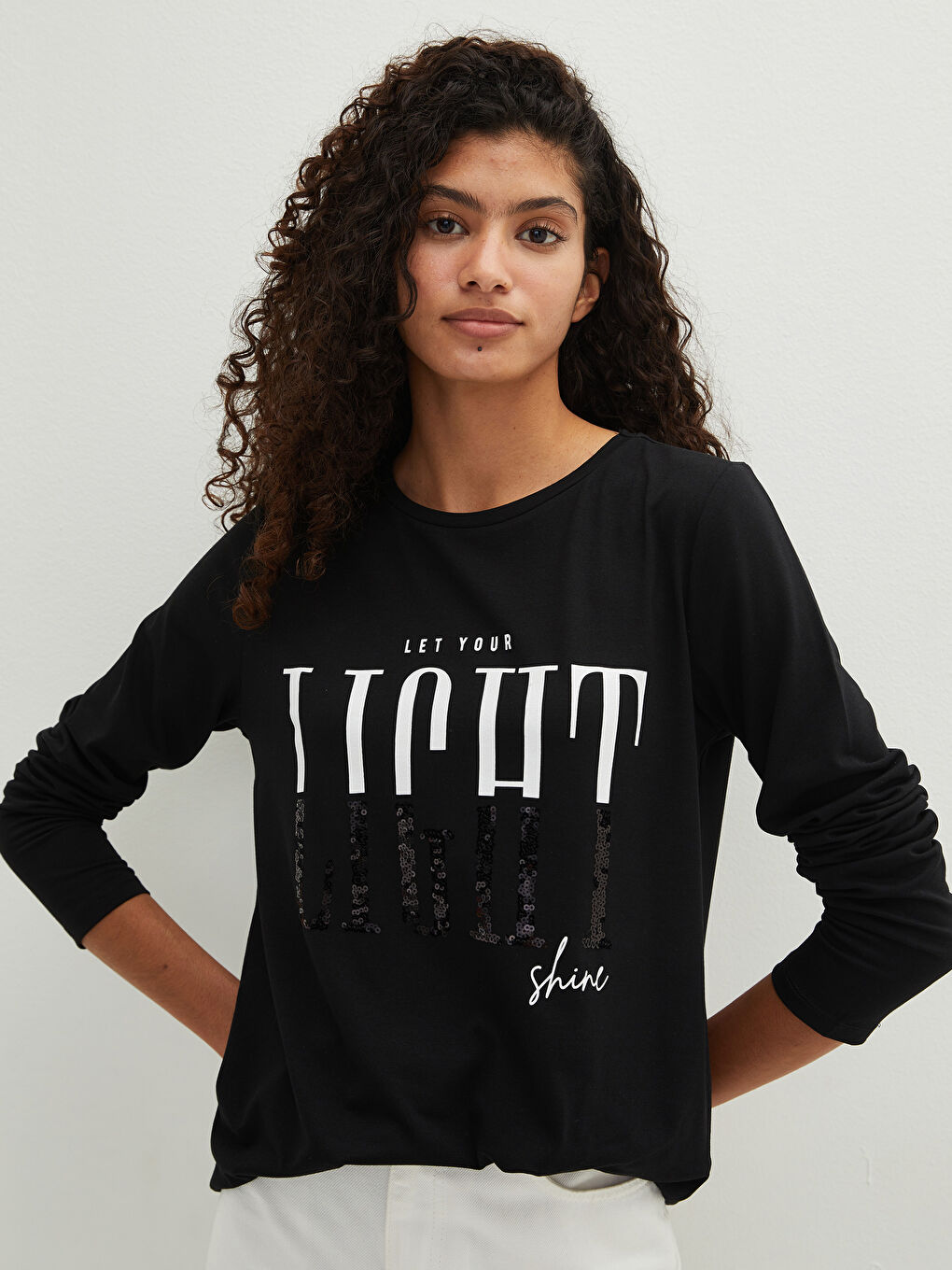 Siyah Bisiklet Yaka Pul Payet İşlemeli Kadın Tişört-2