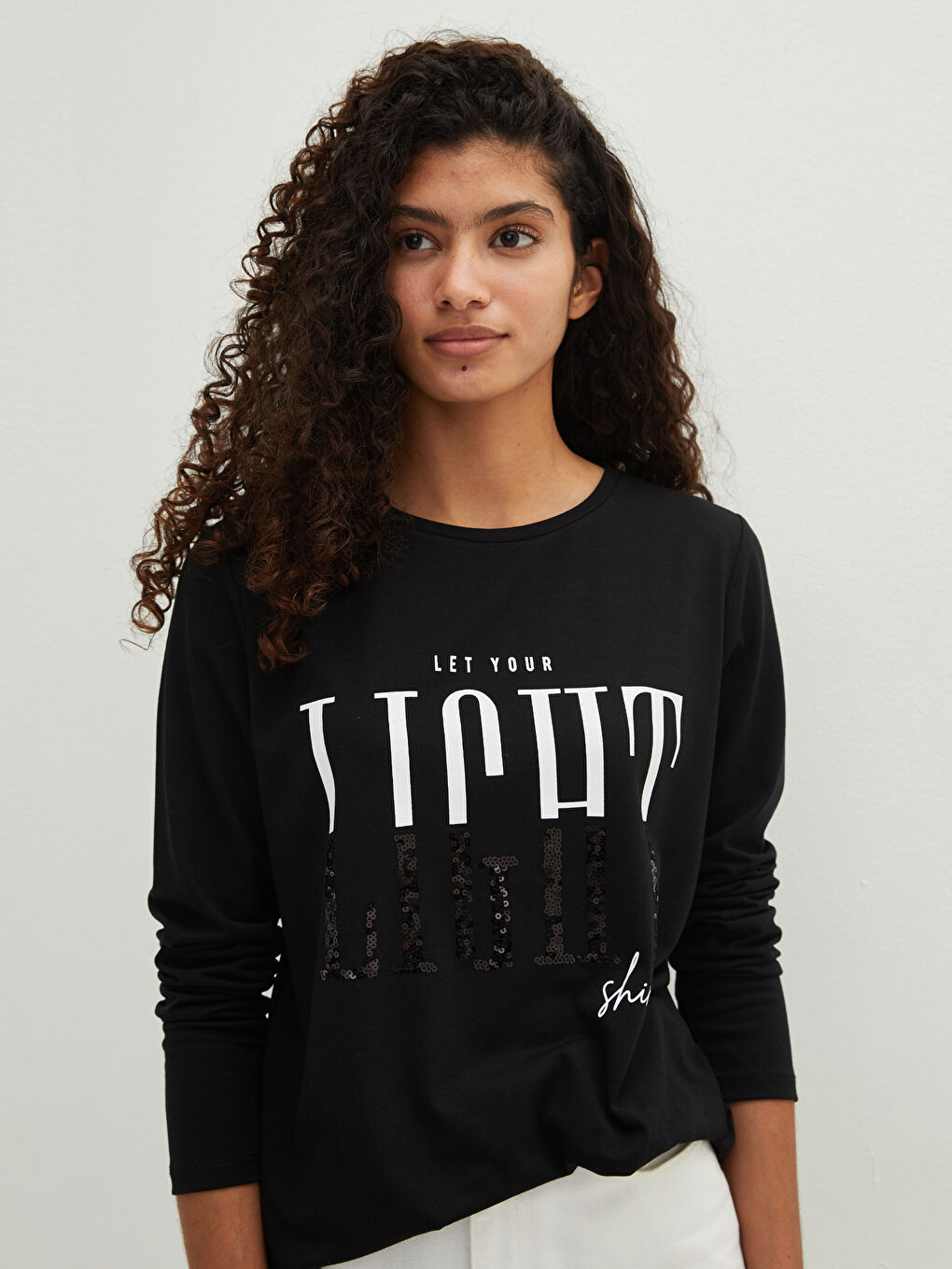 Siyah Bisiklet Yaka Pul Payet İşlemeli Kadın Tişört-3