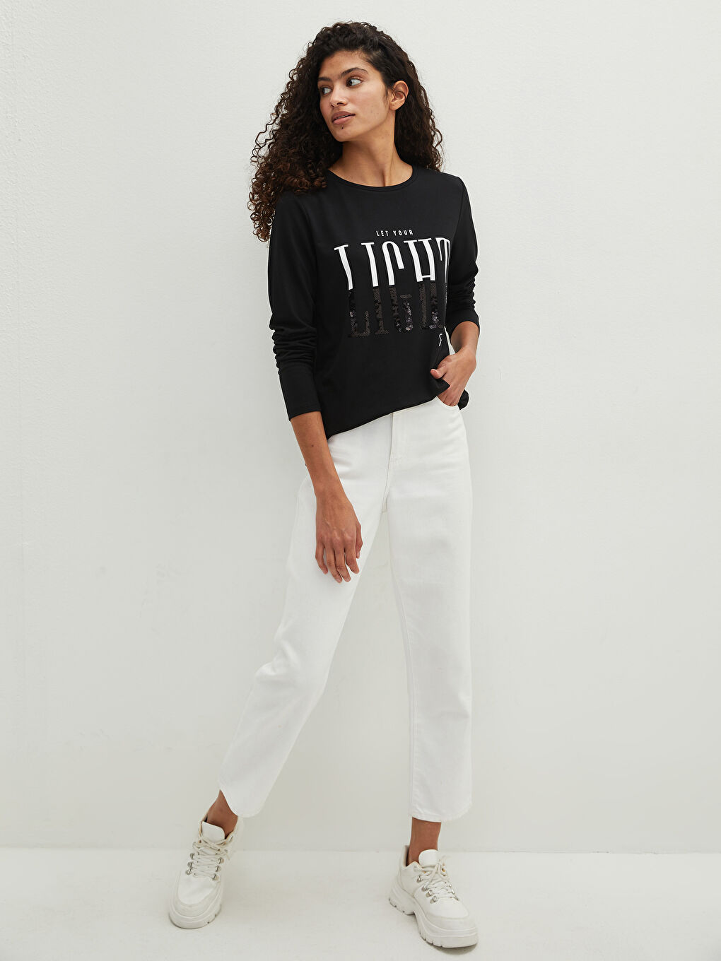 Siyah Bisiklet Yaka Pul Payet İşlemeli Kadın Tişört-4