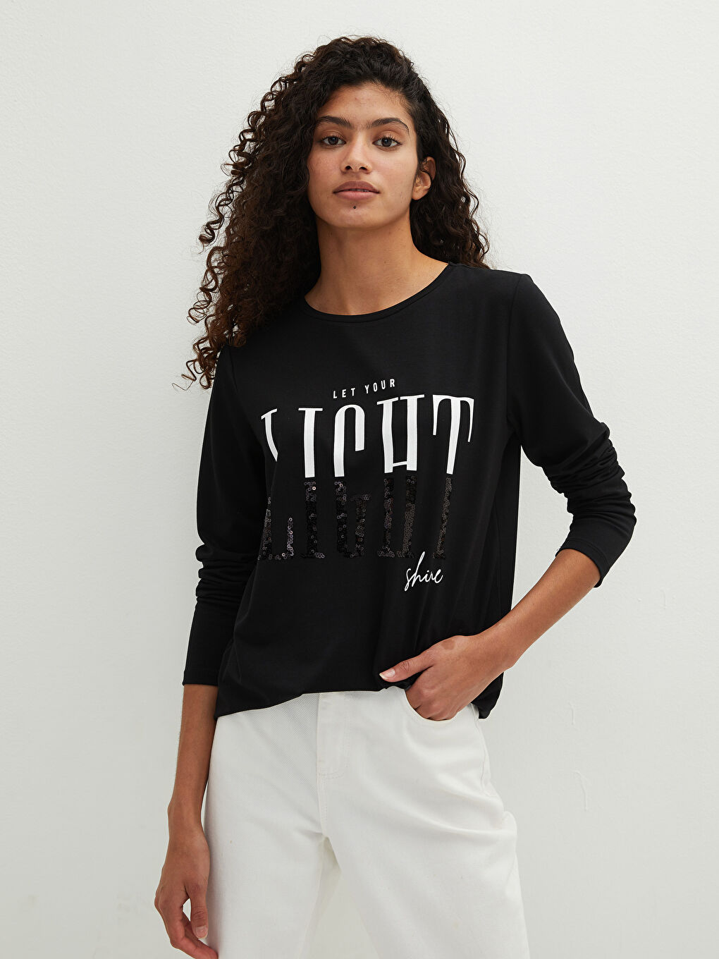 Siyah Bisiklet Yaka Pul Payet İşlemeli Kadın Tişört