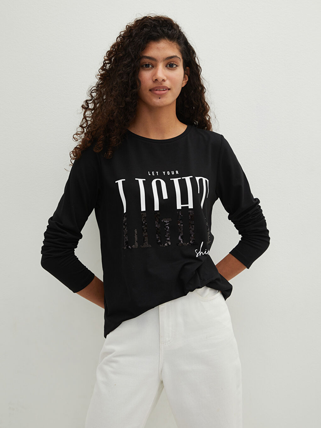 Siyah Bisiklet Yaka Pul Payet İşlemeli Kadın Tişört-1