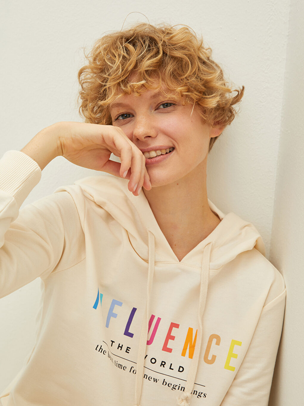 Bej Kapüşon Yaka Baskılı Uzun Kollu Kadın Sweatshirt-3