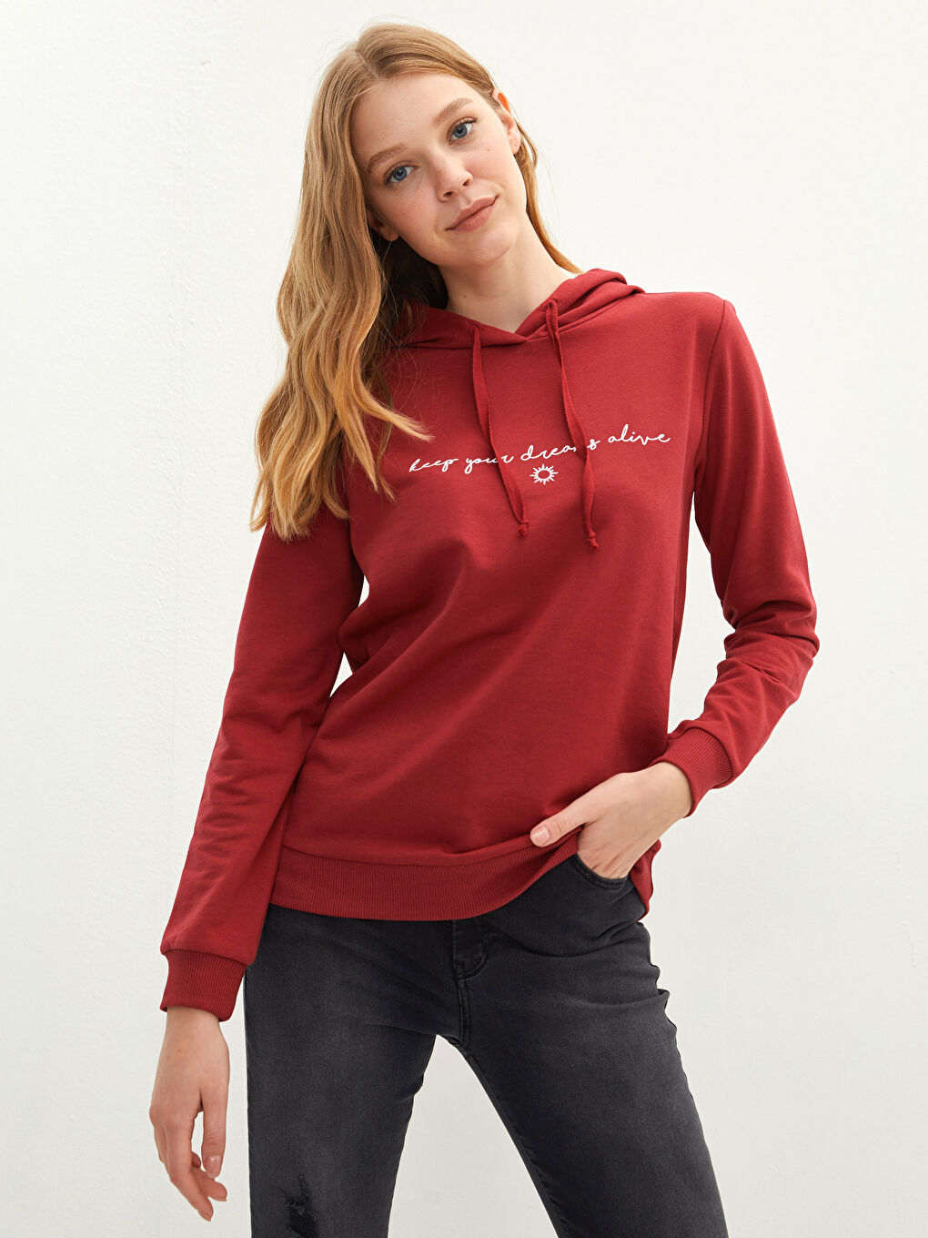 LCW Vision Kırmızı Kapüşonlu Slogan Baskılı Uzun Kollu Kadın Sweatshirt