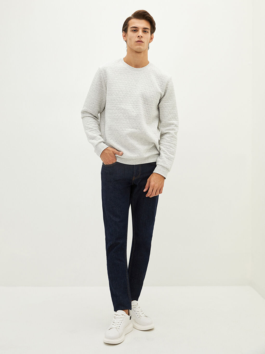 LCWAIKIKI Classic Crew Neck Long Sleeve Men's Sweatshirt -W18024Z8-LAK