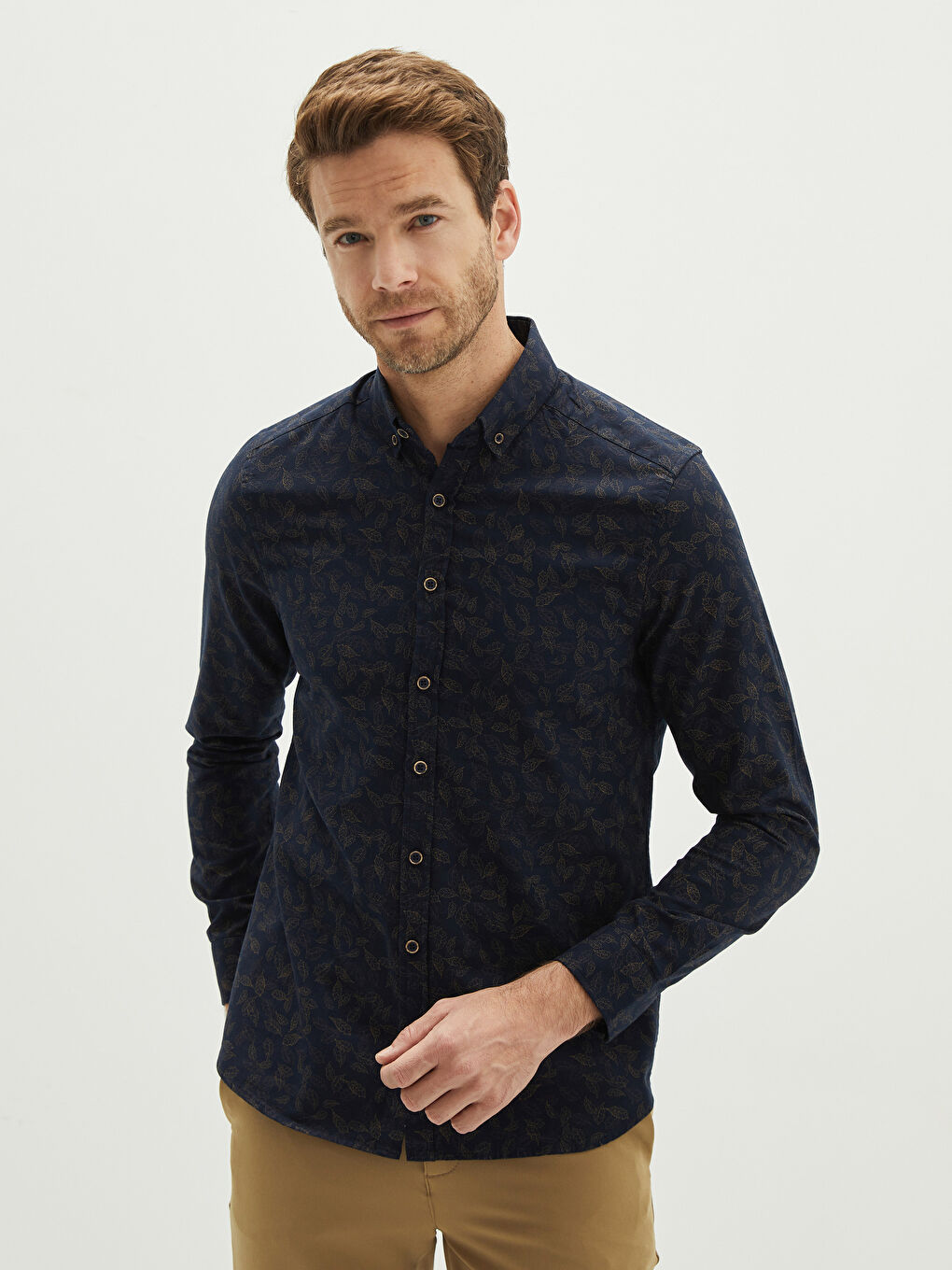 قميص رجالي بقصة ضيقة وأكمام طويلة ونقشة