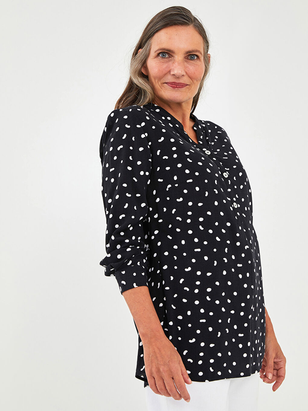 بلوزة كم طويل مطبوع ياقة بشق فيسكوز للسيدات-1