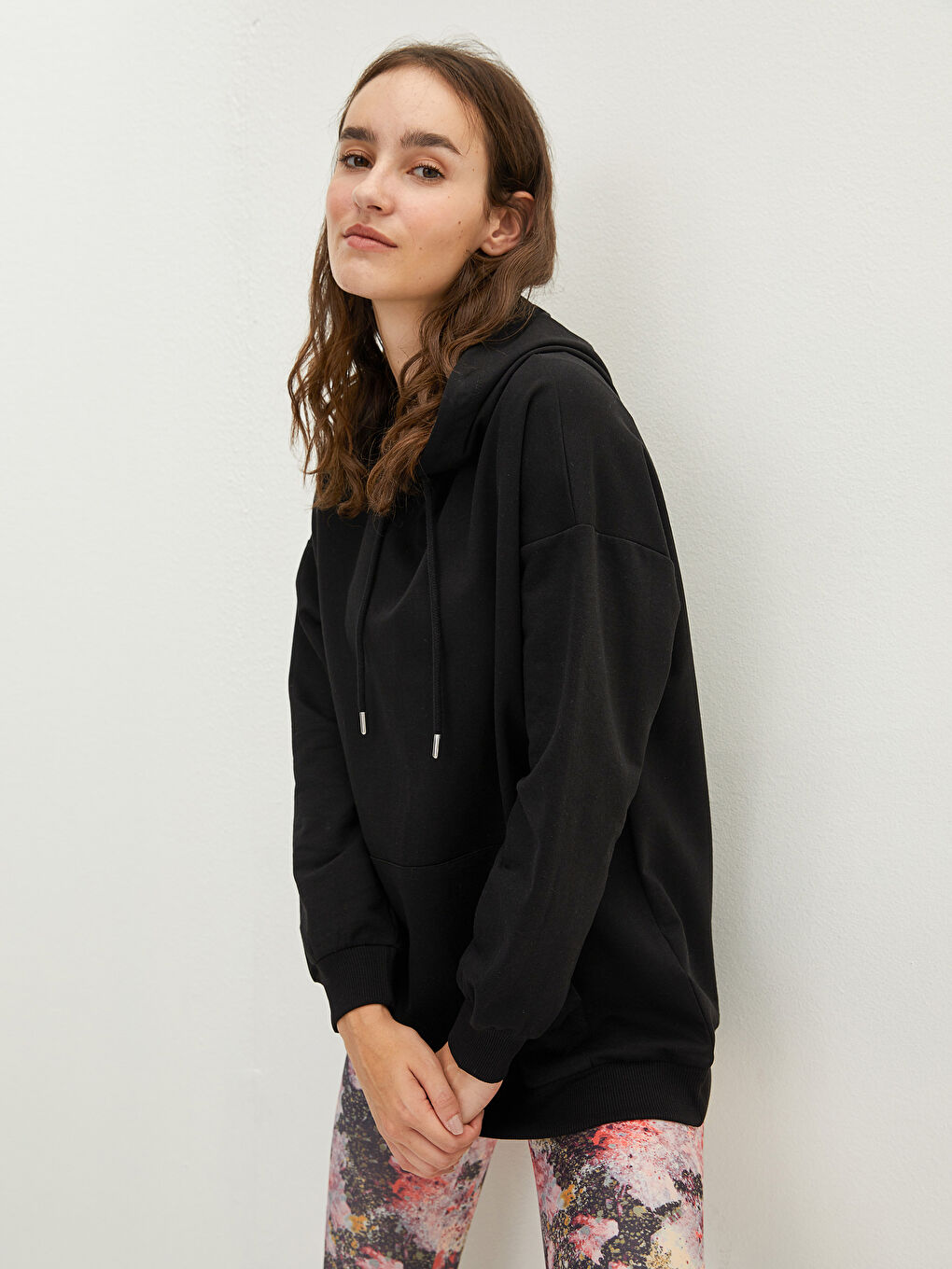 Siyah Kapüşon Yaka Düz Uzun Kollu Kadın Sweatshirt-1