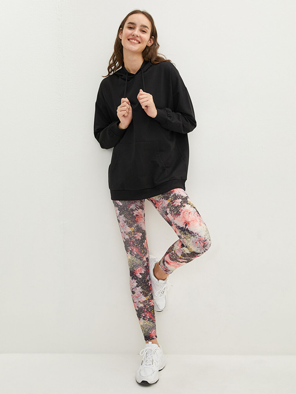 Siyah Kapüşon Yaka Düz Uzun Kollu Kadın Sweatshirt-3