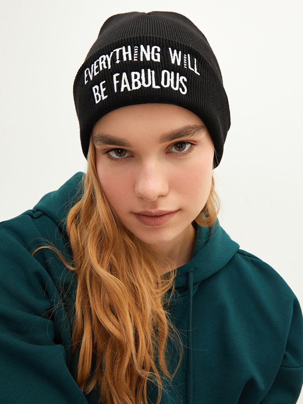 Siyah Yazı İşlemeli Kadın Triko Bere