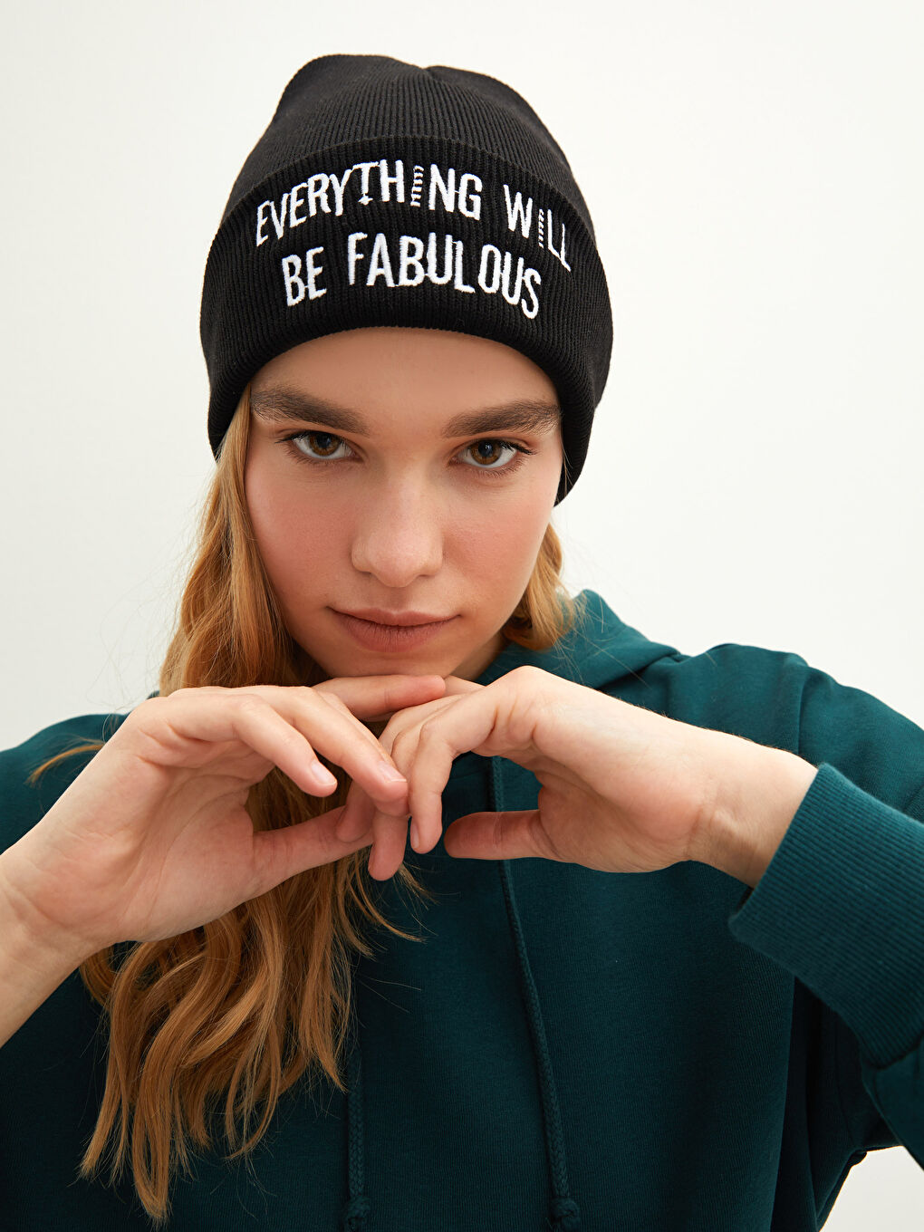 Siyah Yazı İşlemeli Kadın Triko Bere-1