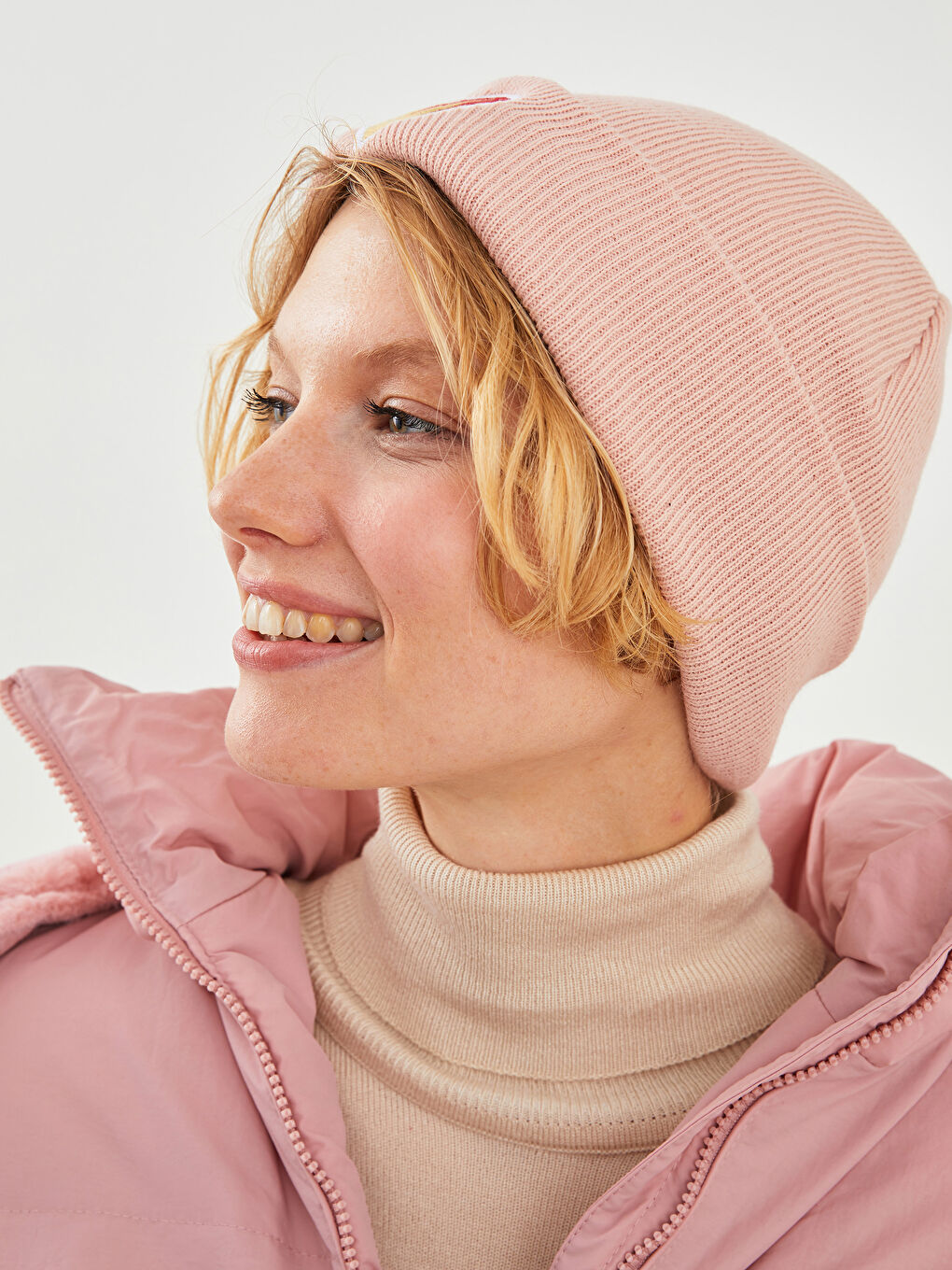 Вышитая Женская Трикотажная Шапка-1