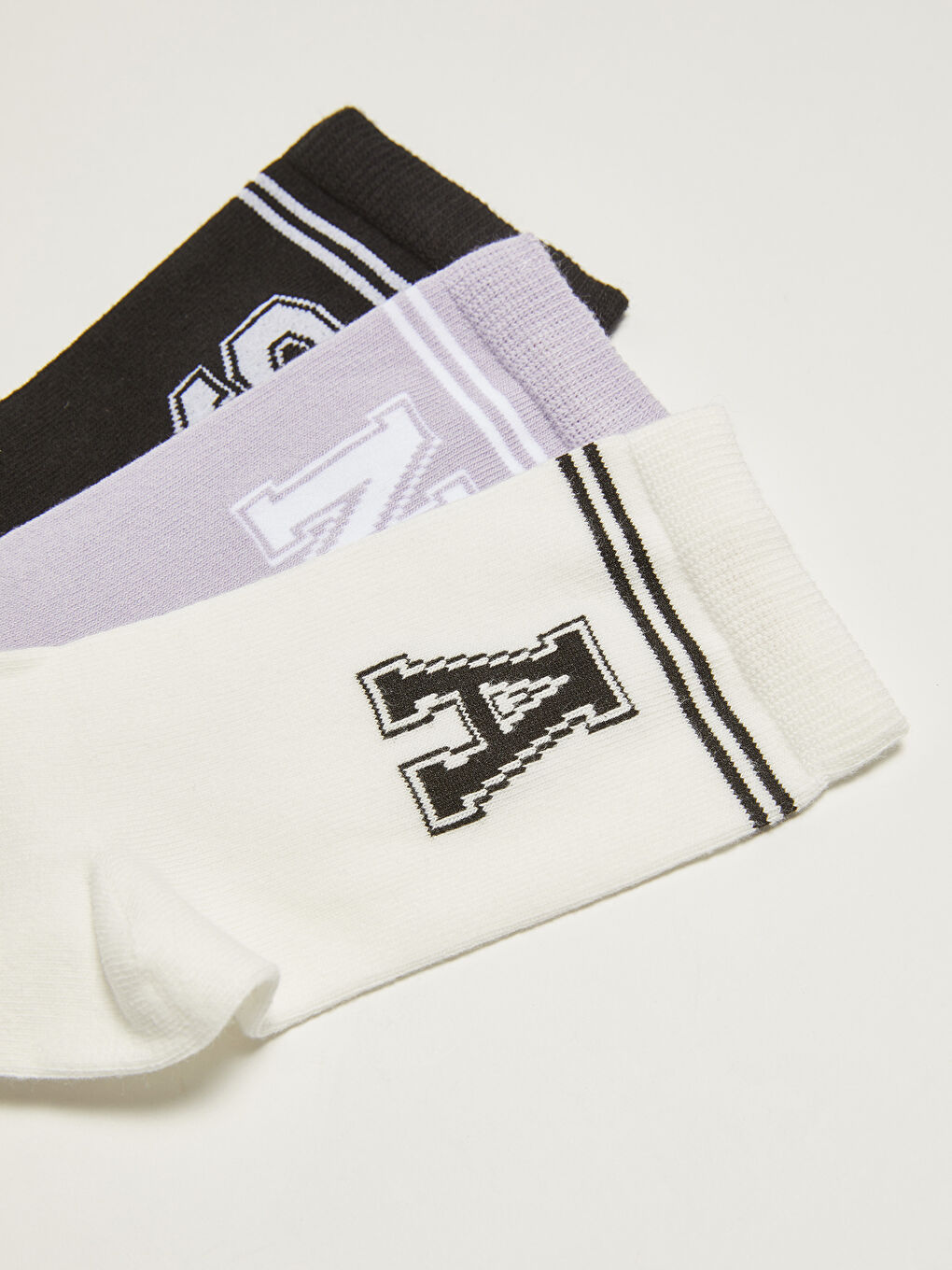 جوارب طاقم للسيدات من القطن مطبوع عليها حروف - ٣ قطع-2