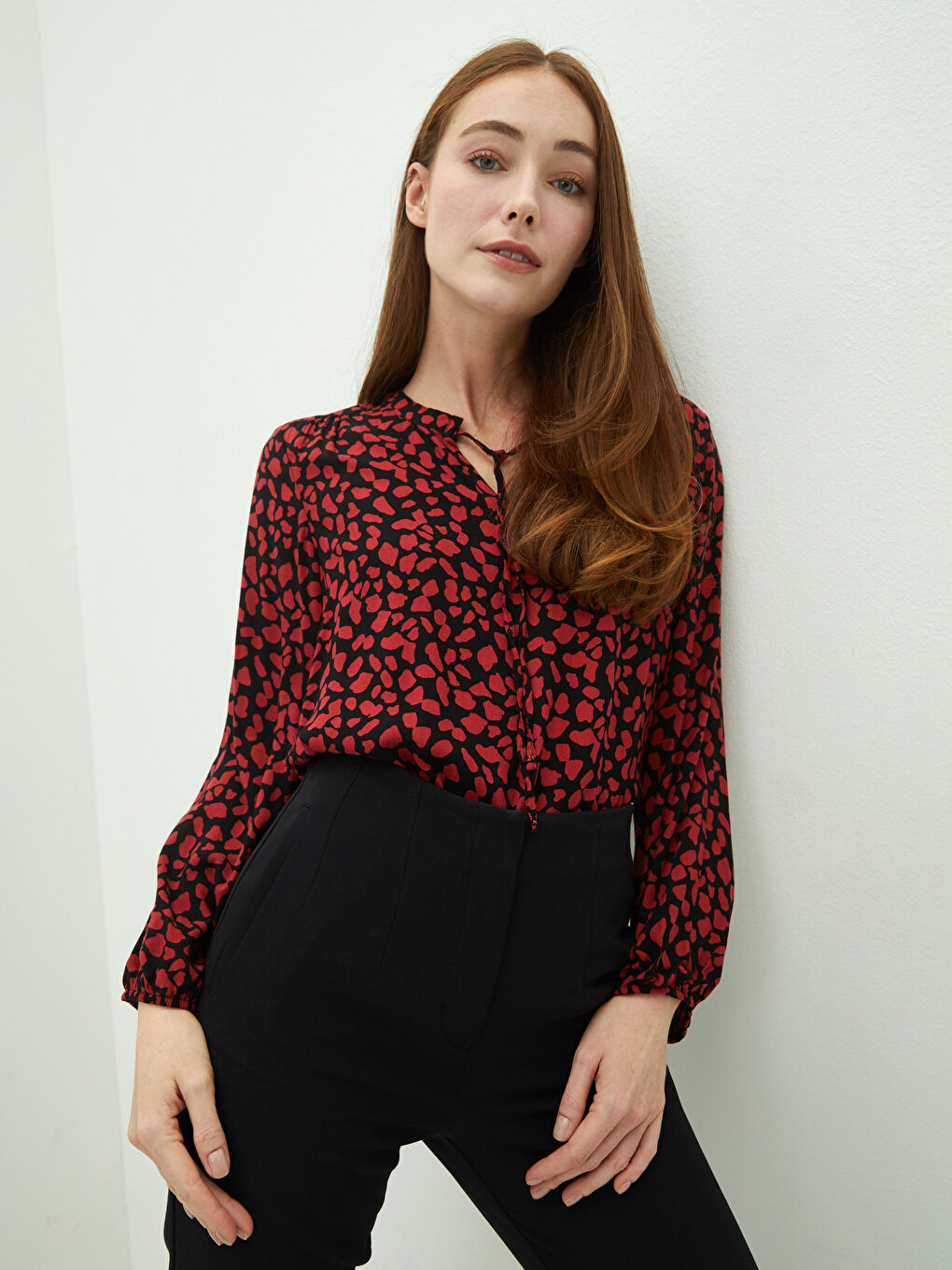 بلوزة نسائية بأكمام طويلة مطبوعة برقبة مربوطة من الفسكوز