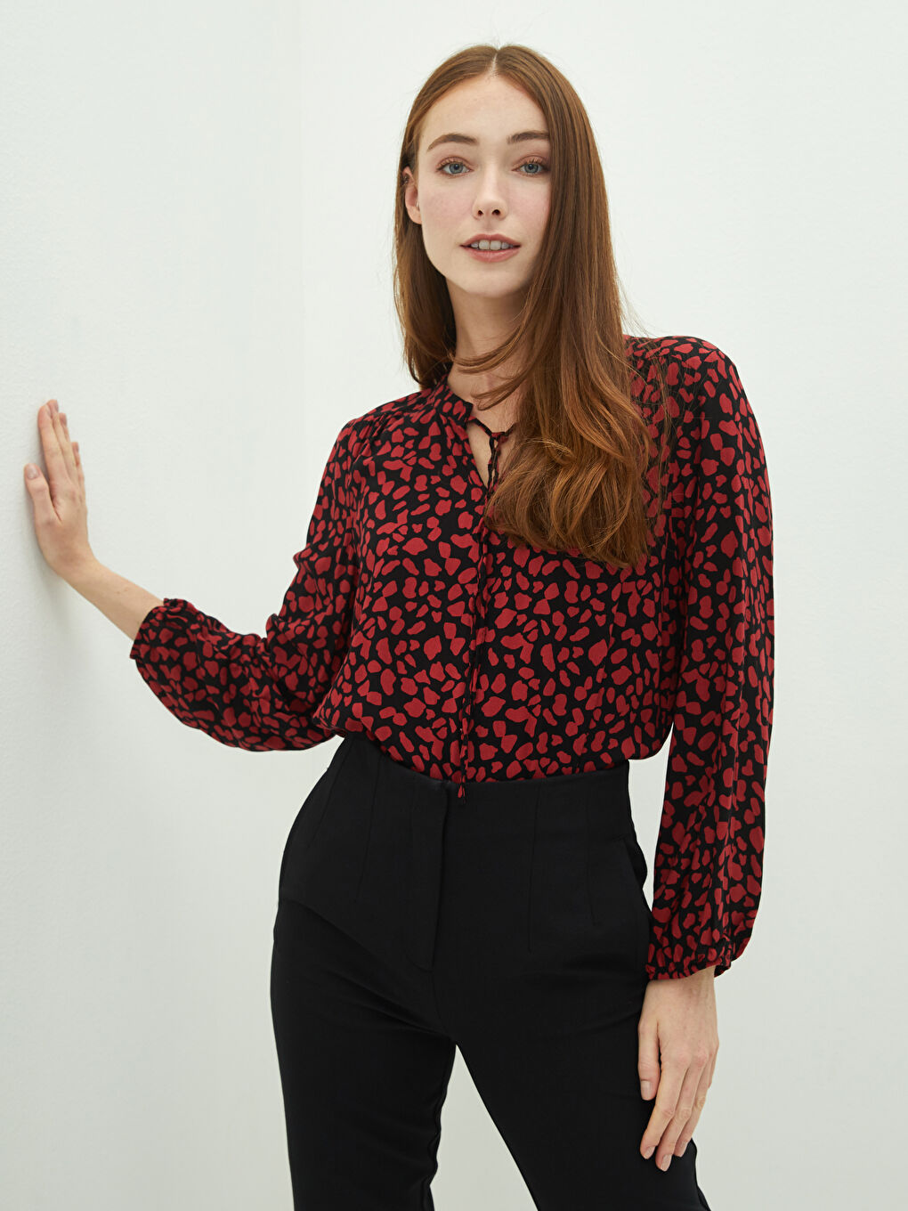 بلوزة نسائية بأكمام طويلة مطبوعة برقبة مربوطة من الفسكوز-1