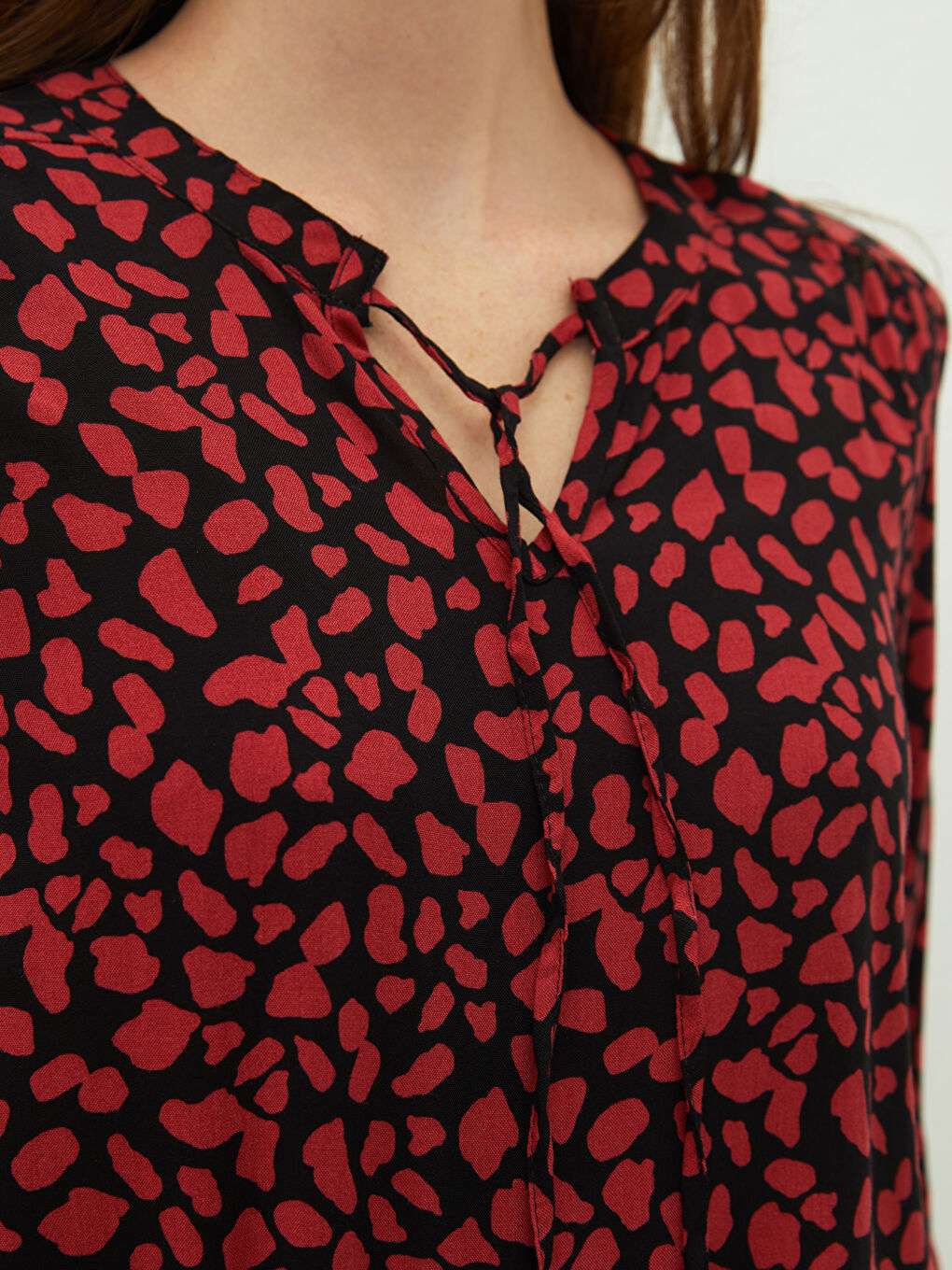 بلوزة نسائية بأكمام طويلة مطبوعة برقبة مربوطة من الفسكوز-3