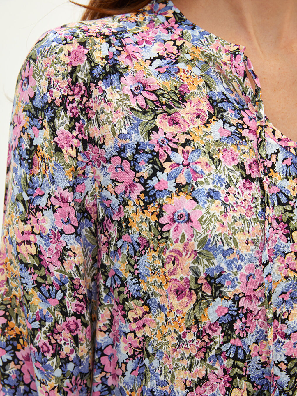 Блузка из вискозы с длинным рукавом и цветочным принтом с воротником на завязках для женщин-3