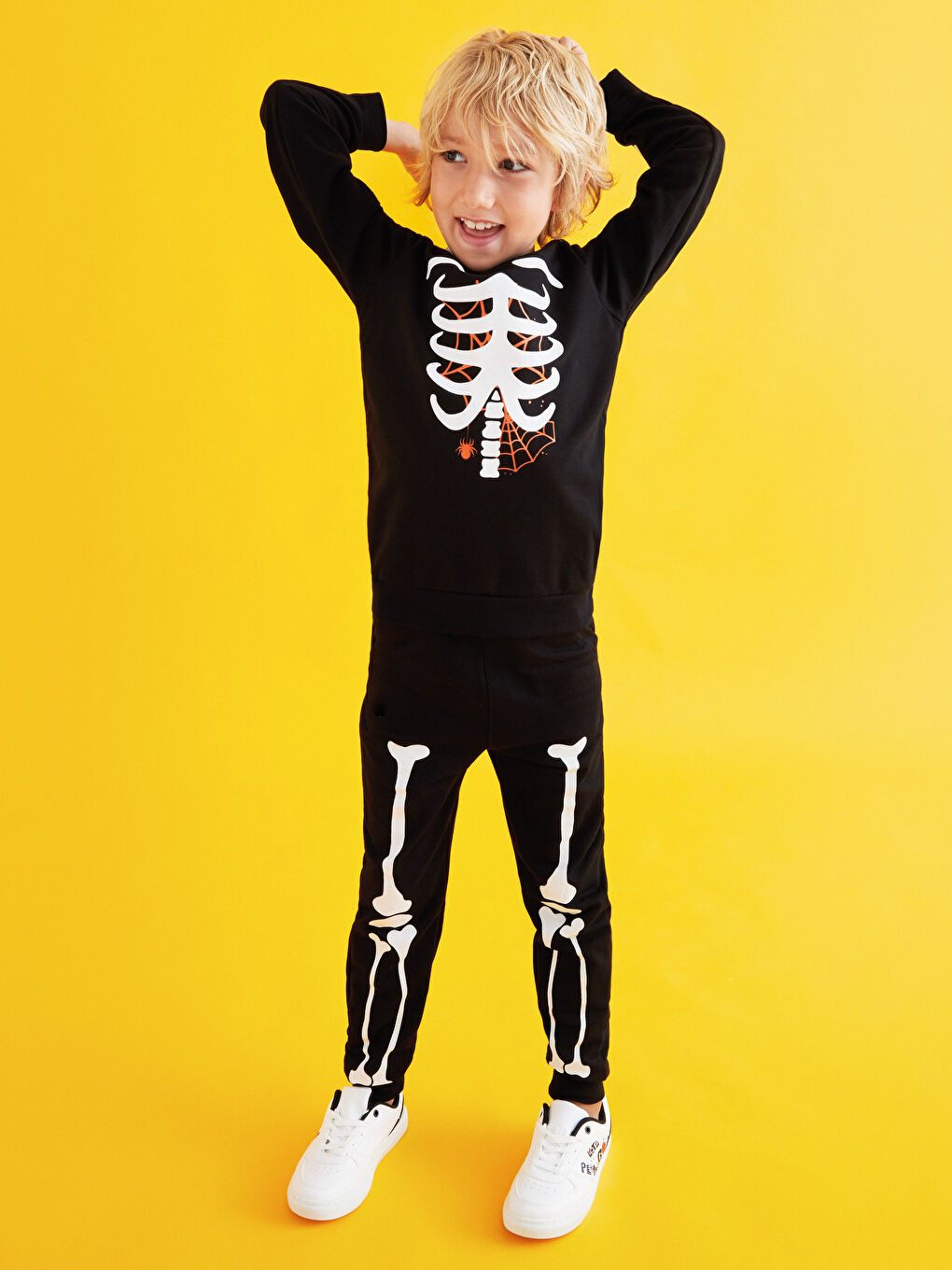 Siyah Kapüşonlu Baskılı Uzun Kollu Erkek Çocuk Sweatshirt ve Eşofman Altı-1