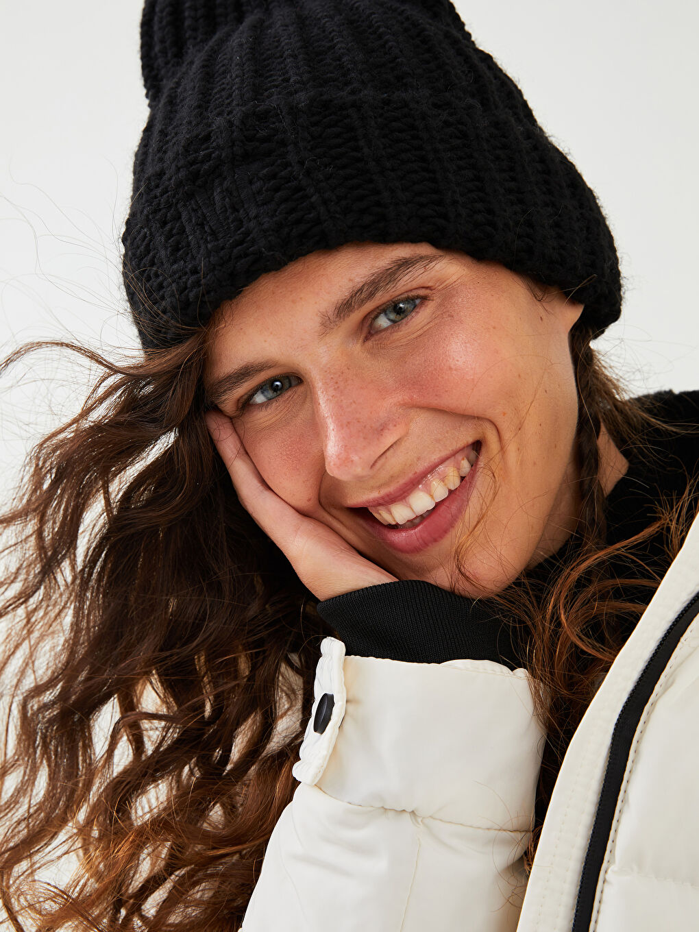 Siyah Yazı İşlemeli Kadın Triko Bere