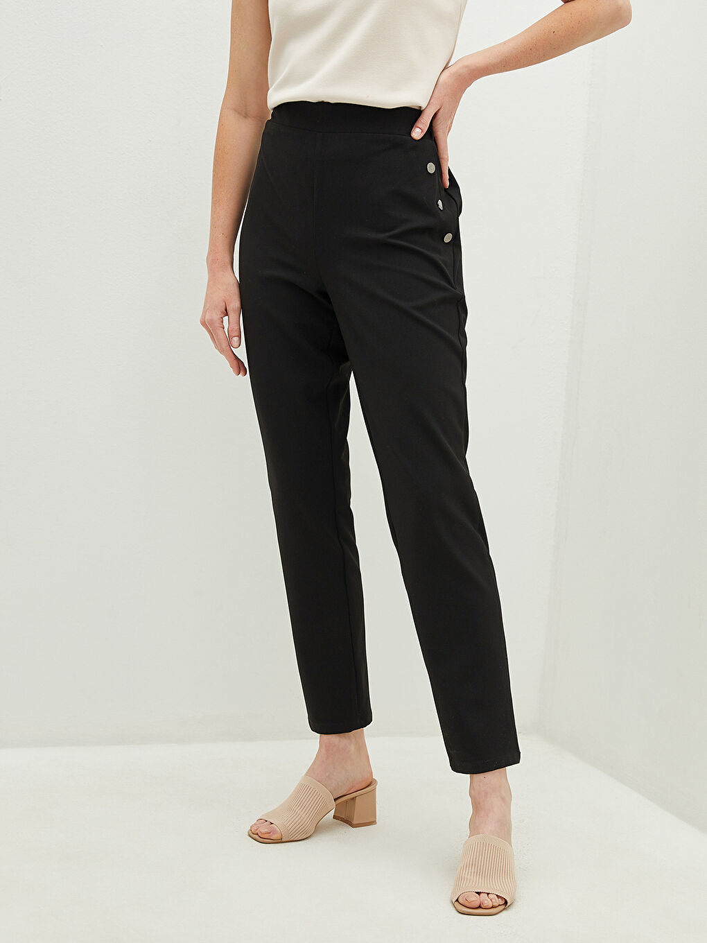 LCWAIKIKI Basic Elastic Waist Button Detailed Pocketed Women's Trousers -W19824Z8-CVL