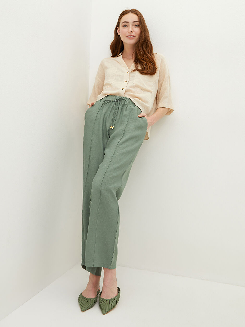 Hose mit elastischem Bund, lockerer Passform, regulären Taschen und Details für Damen