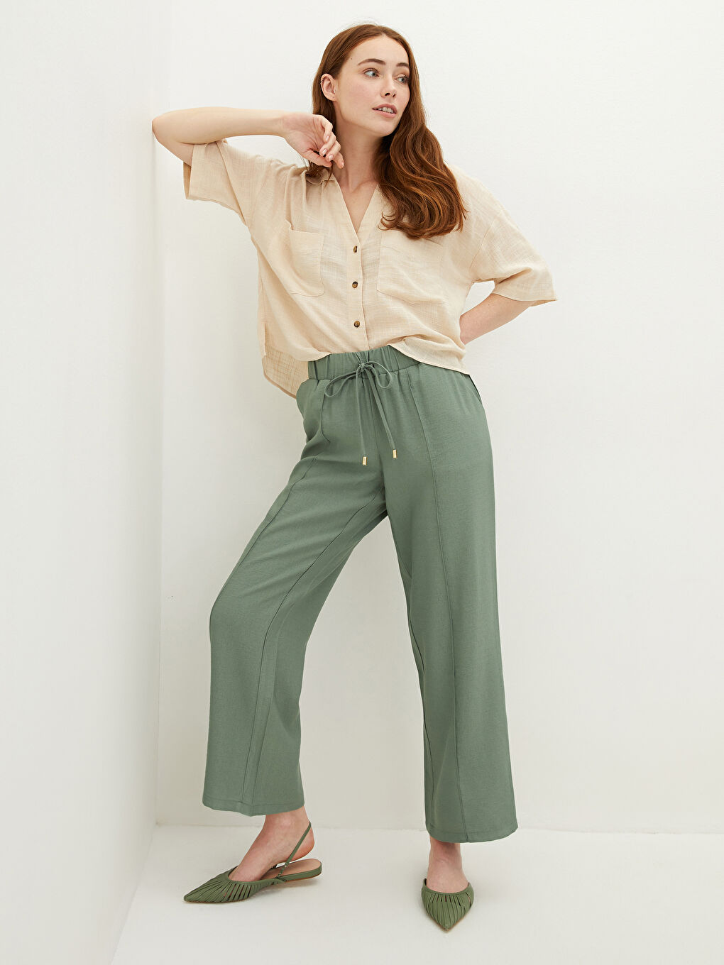 Hose mit elastischem Bund, lockerer Passform, regulären Taschen und Details für Damen-1